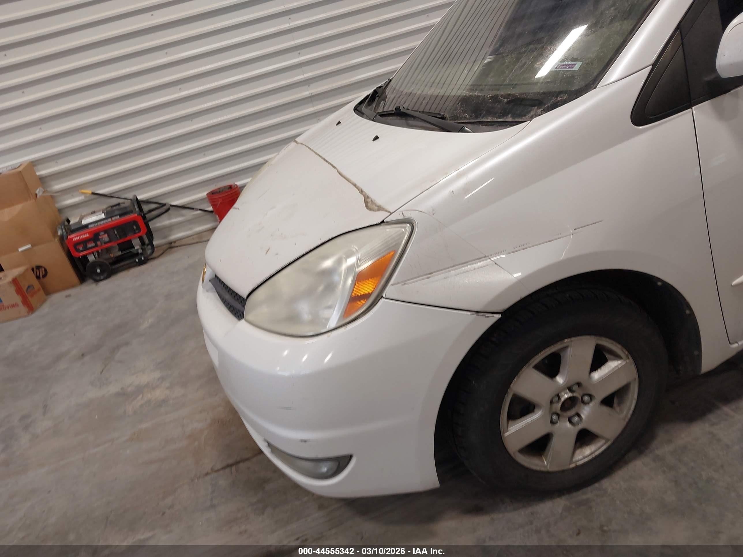 TOYOTA SIENNA image 6