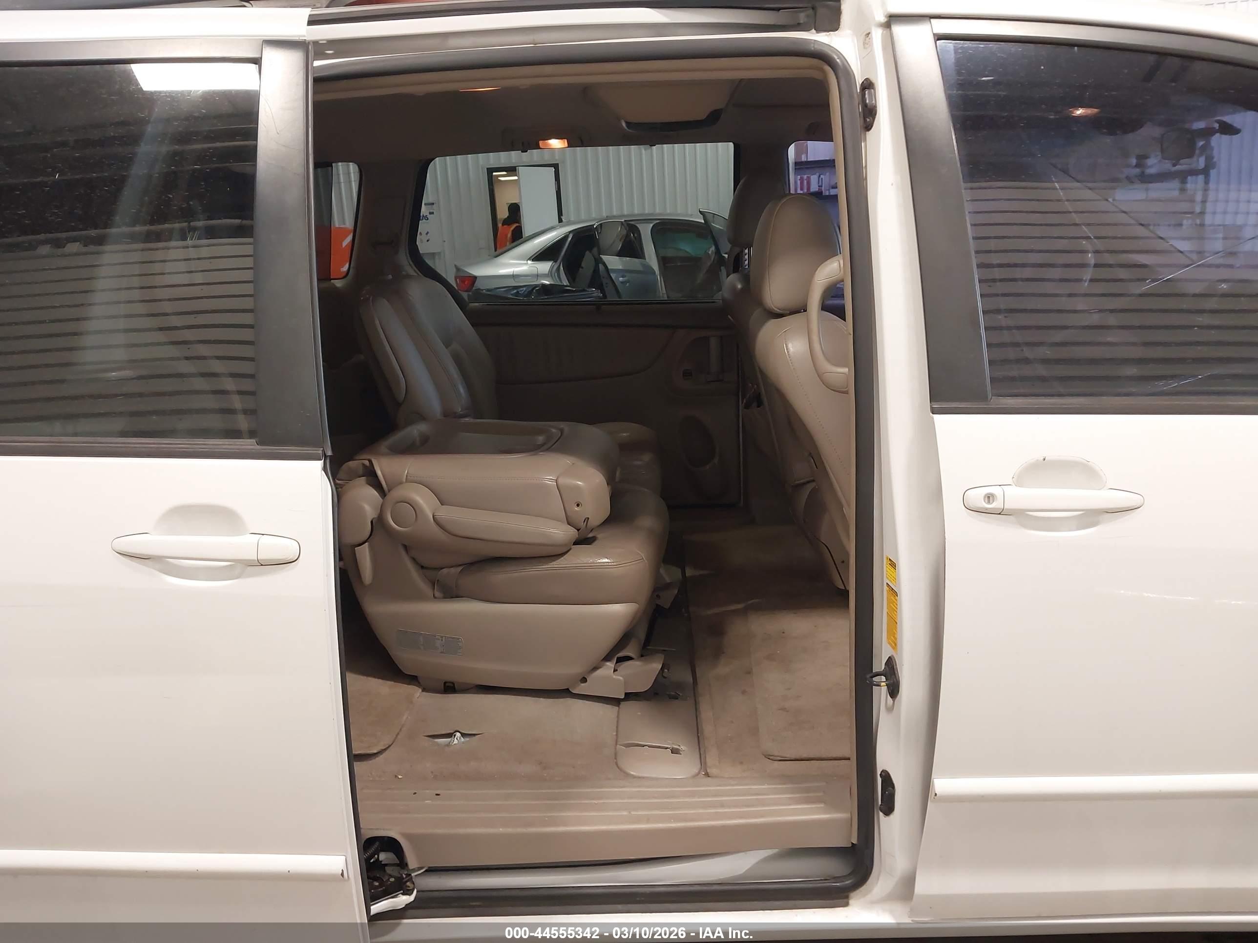 TOYOTA SIENNA image 8