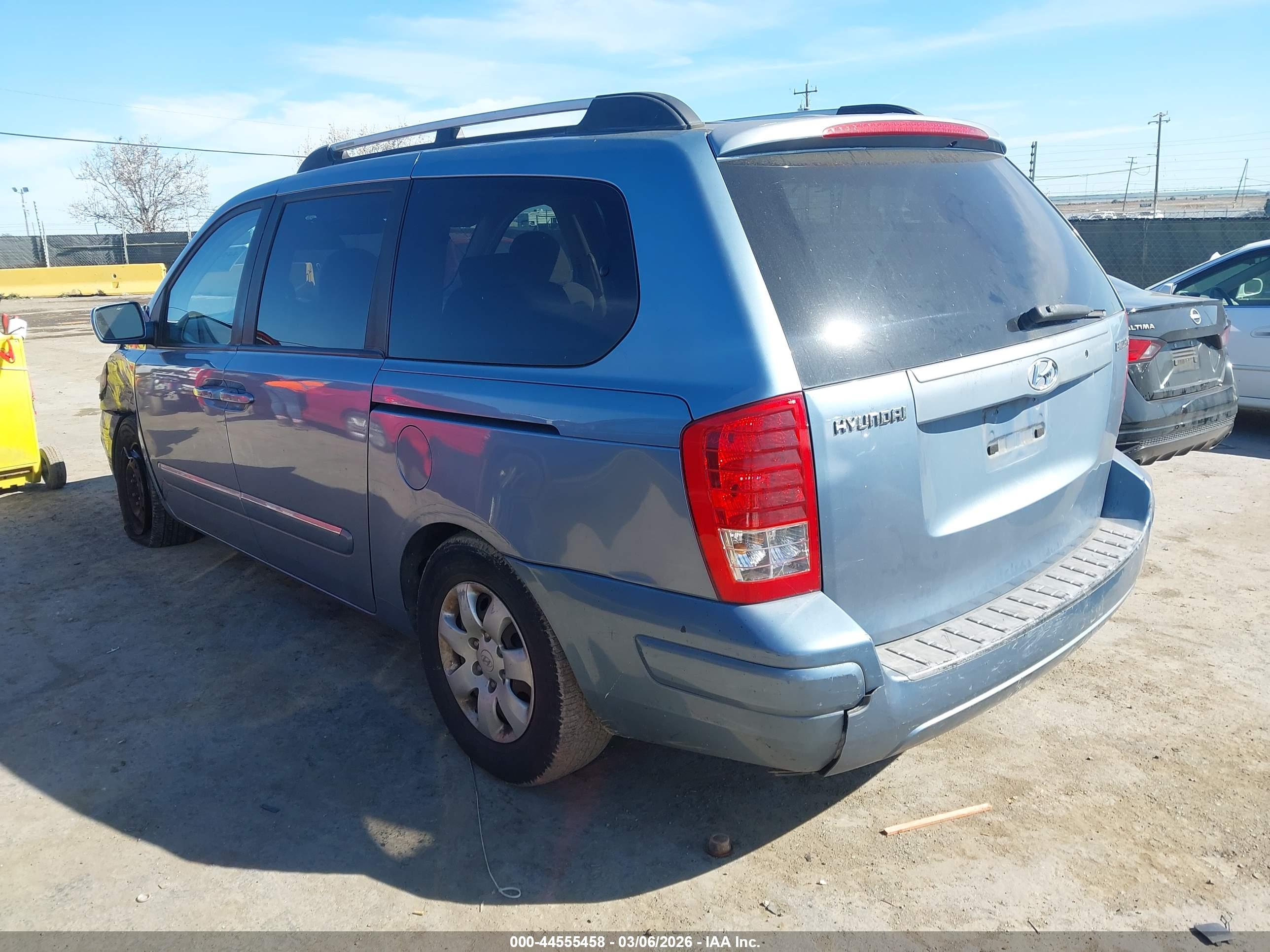 HYUNDAI ENTOURAGE image 3