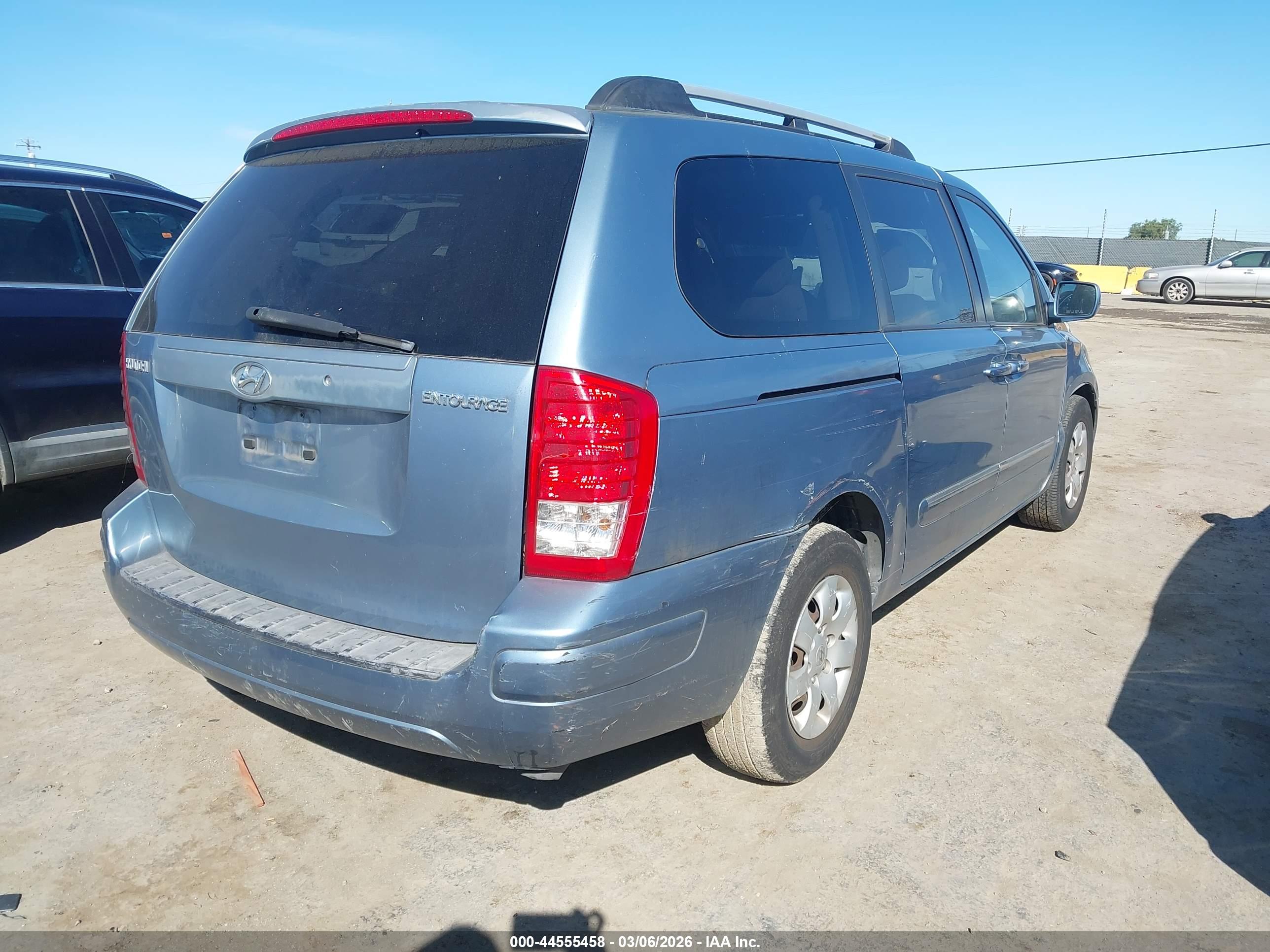 HYUNDAI ENTOURAGE image 4