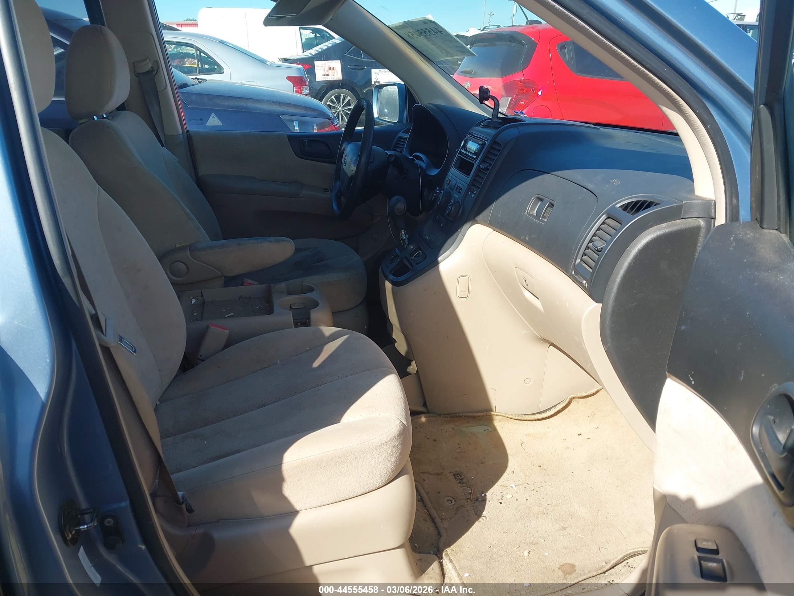HYUNDAI ENTOURAGE image 5