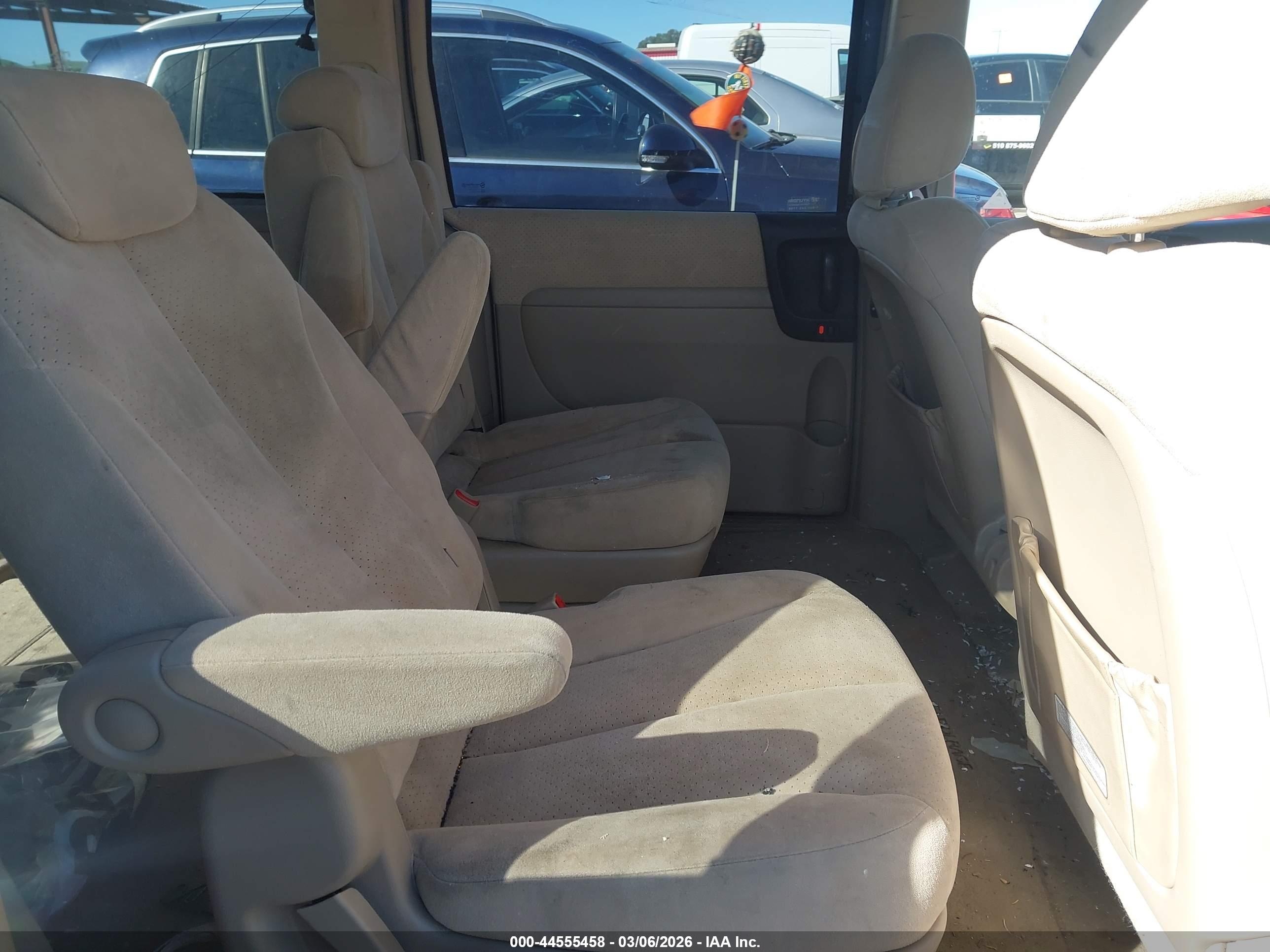 HYUNDAI ENTOURAGE image 8