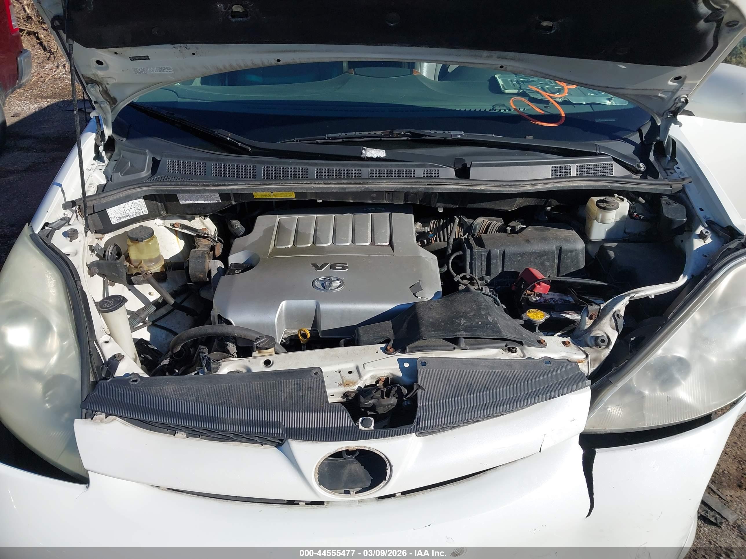 TOYOTA SIENNA image 10