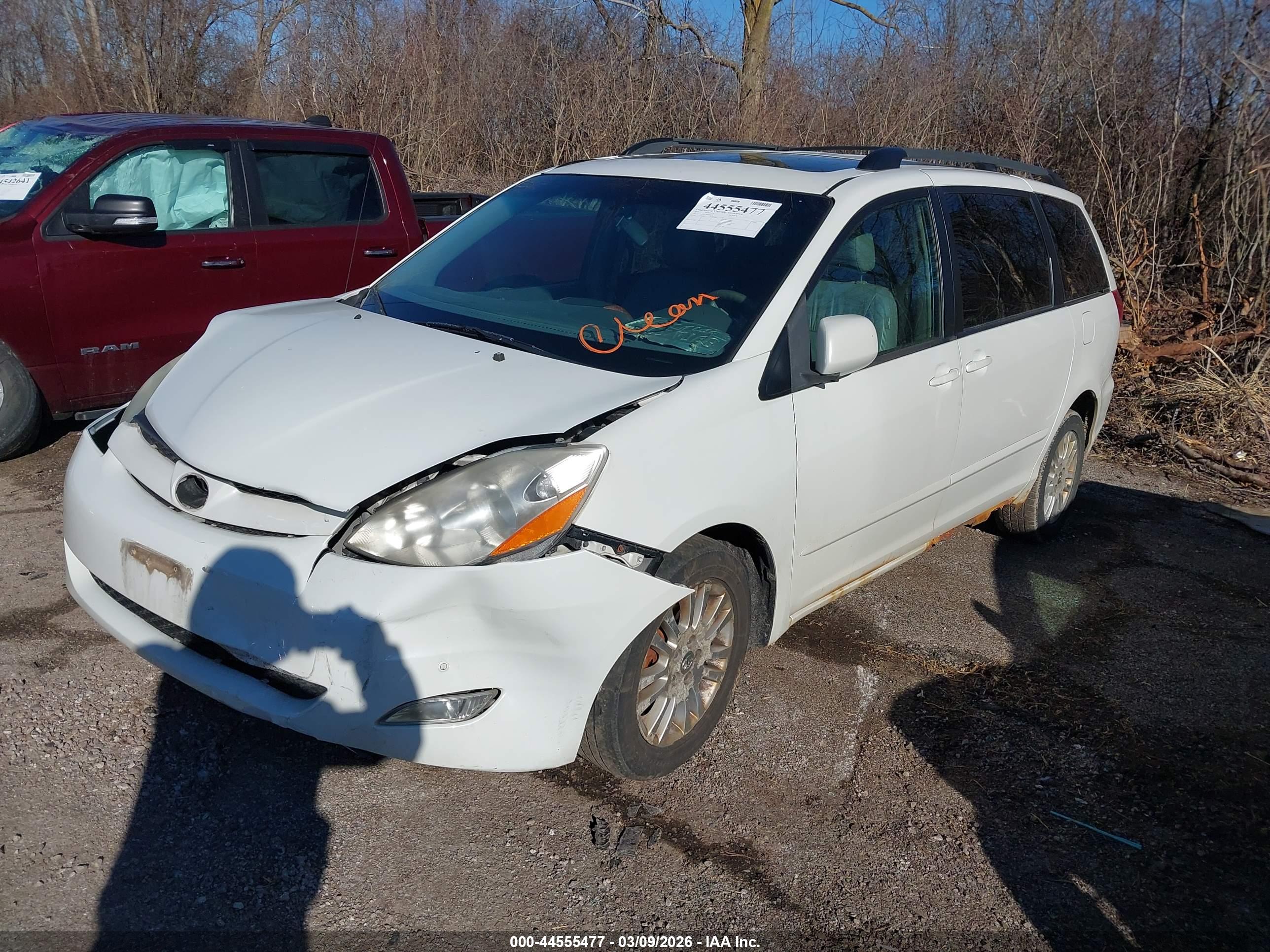 TOYOTA SIENNA image 2
