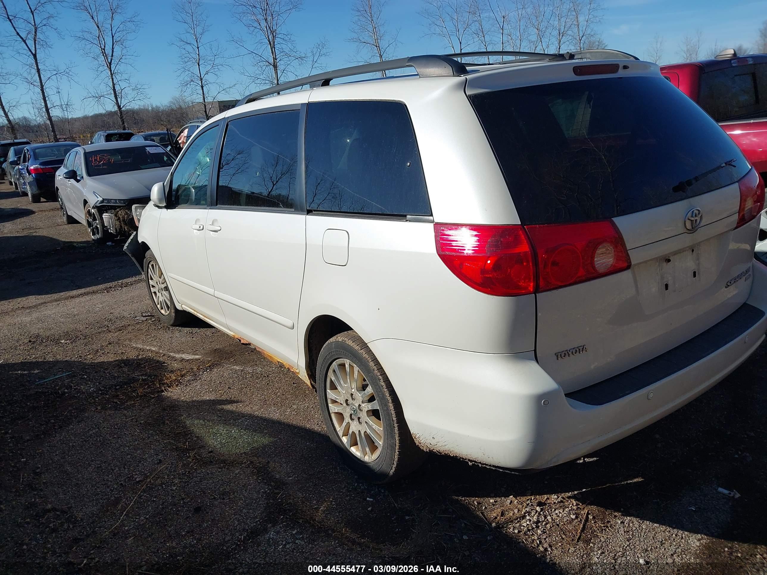 TOYOTA SIENNA image 3