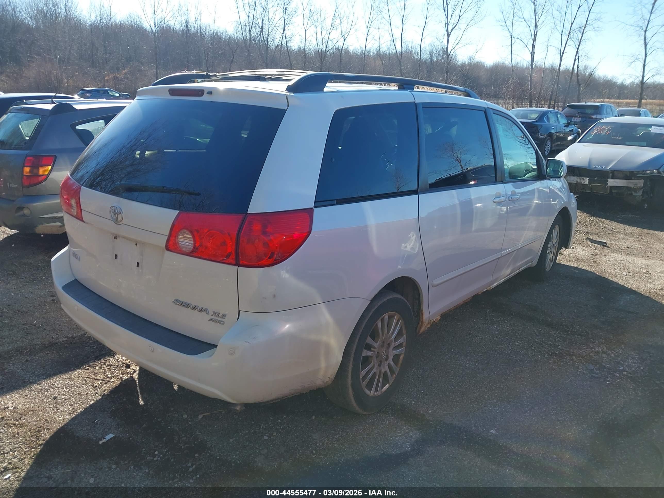 TOYOTA SIENNA image 4
