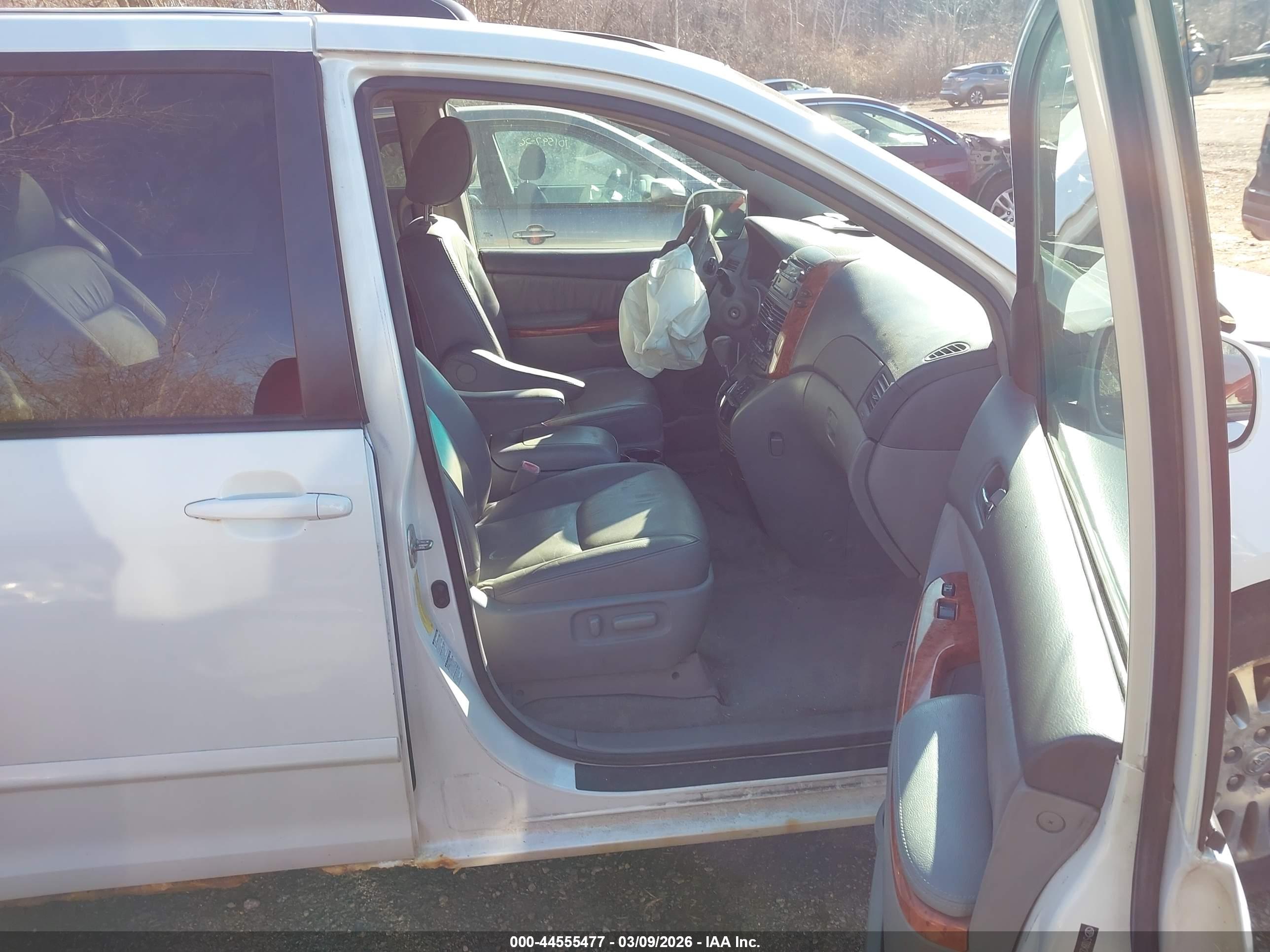 TOYOTA SIENNA image 5