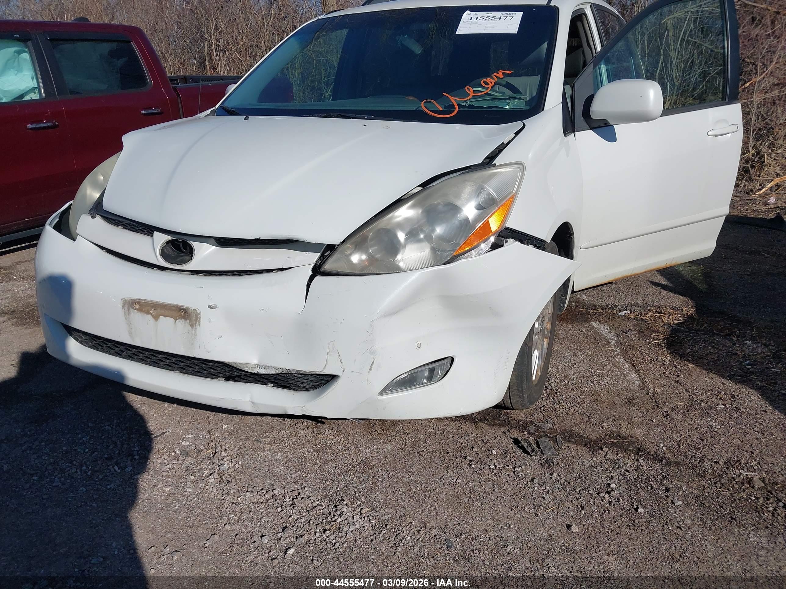 TOYOTA SIENNA image 6
