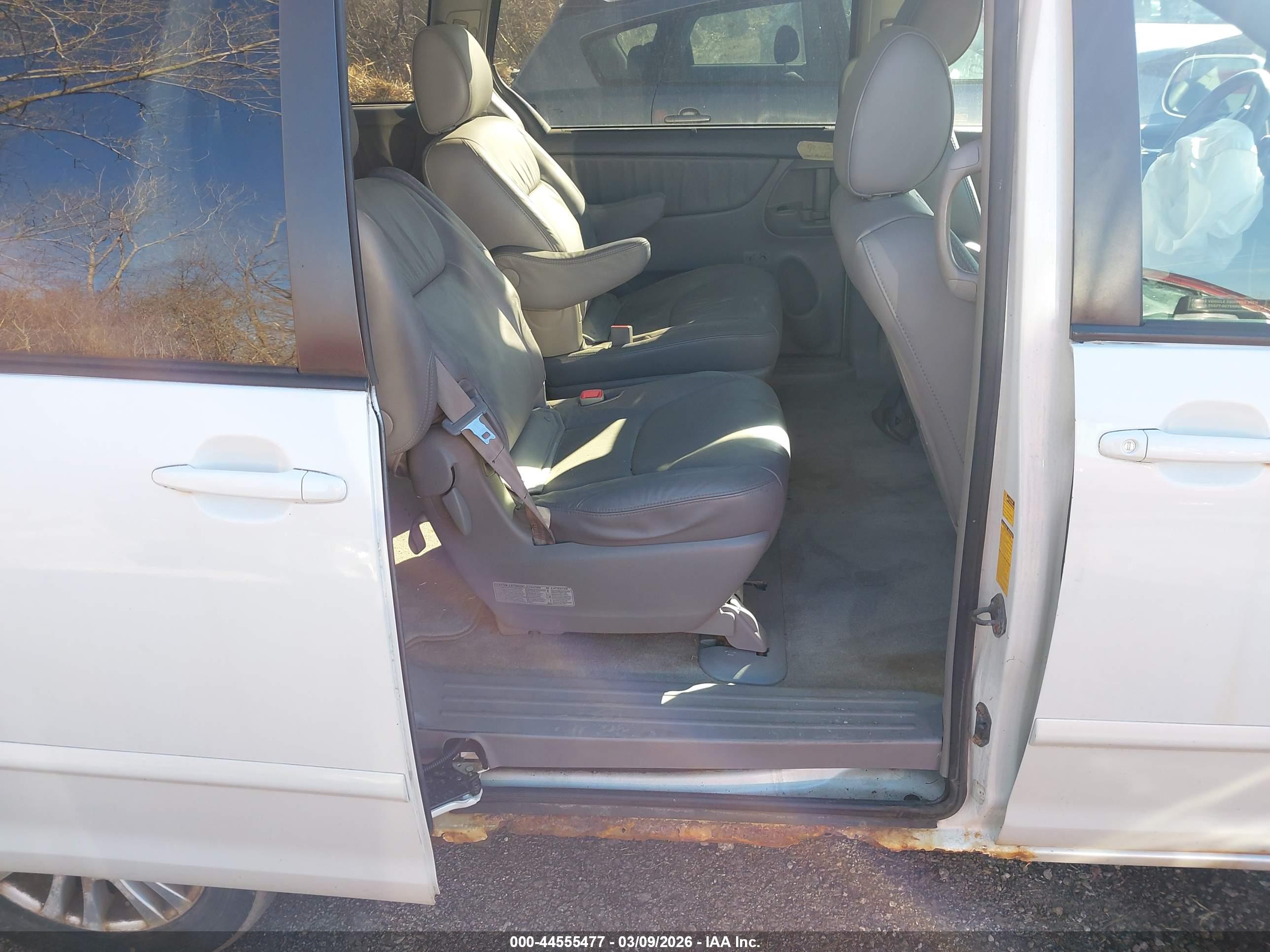 TOYOTA SIENNA image 8