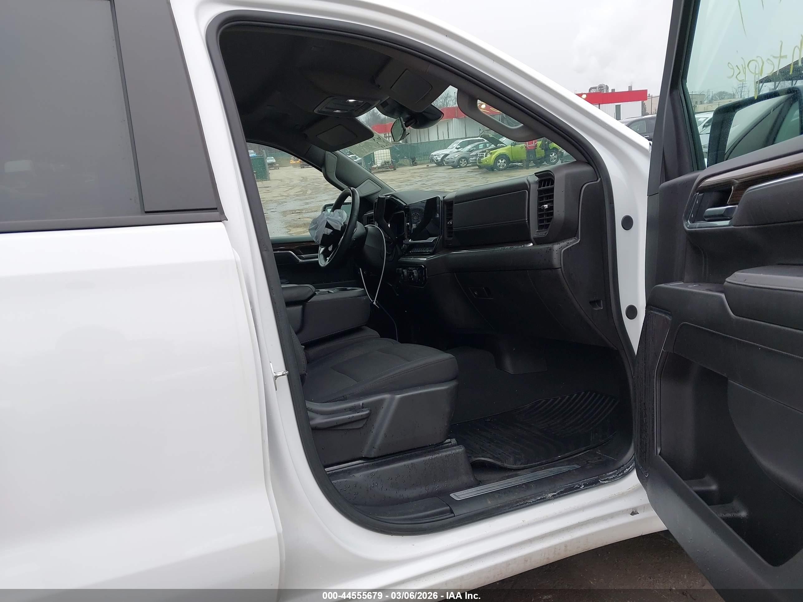 CHEVROLET SILVERADO image 5