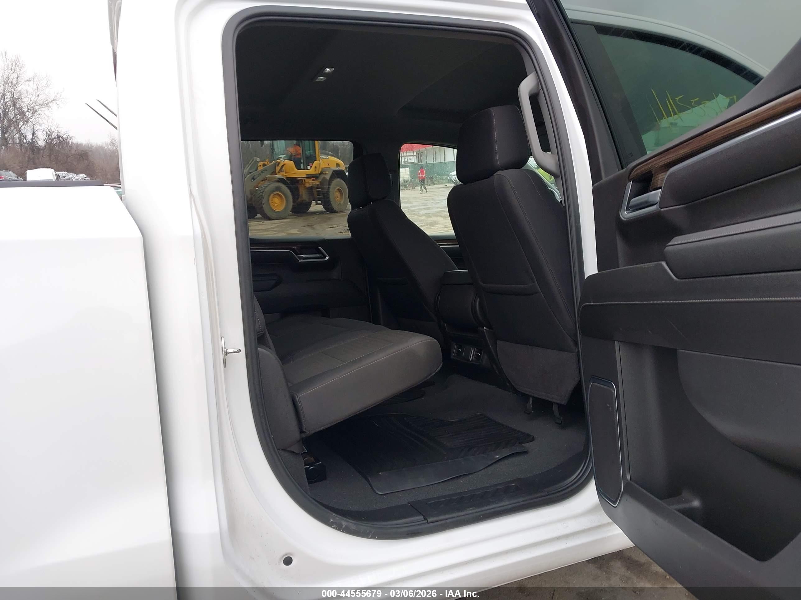 CHEVROLET SILVERADO image 8