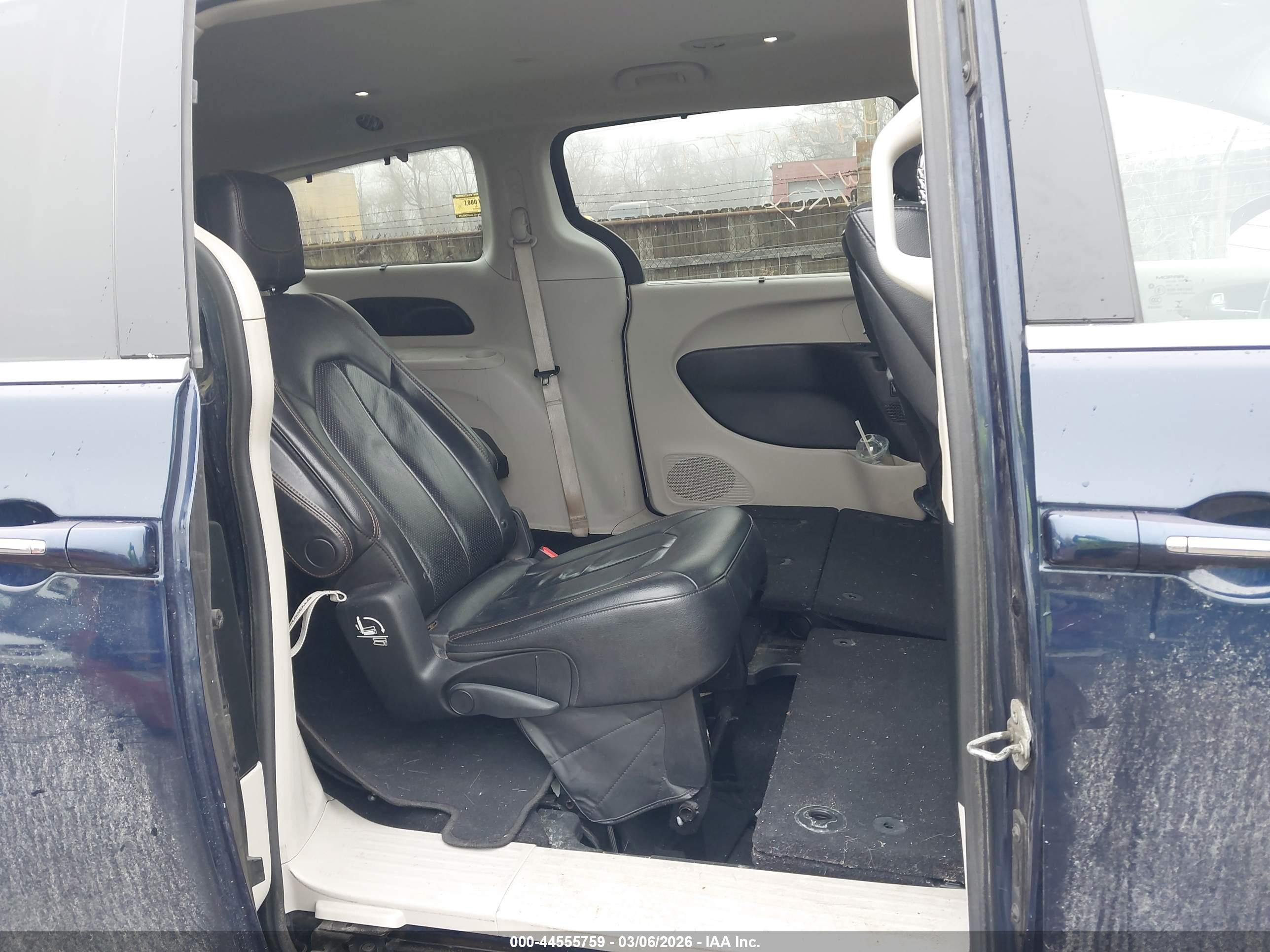 CHRYSLER PACIFICA image 8