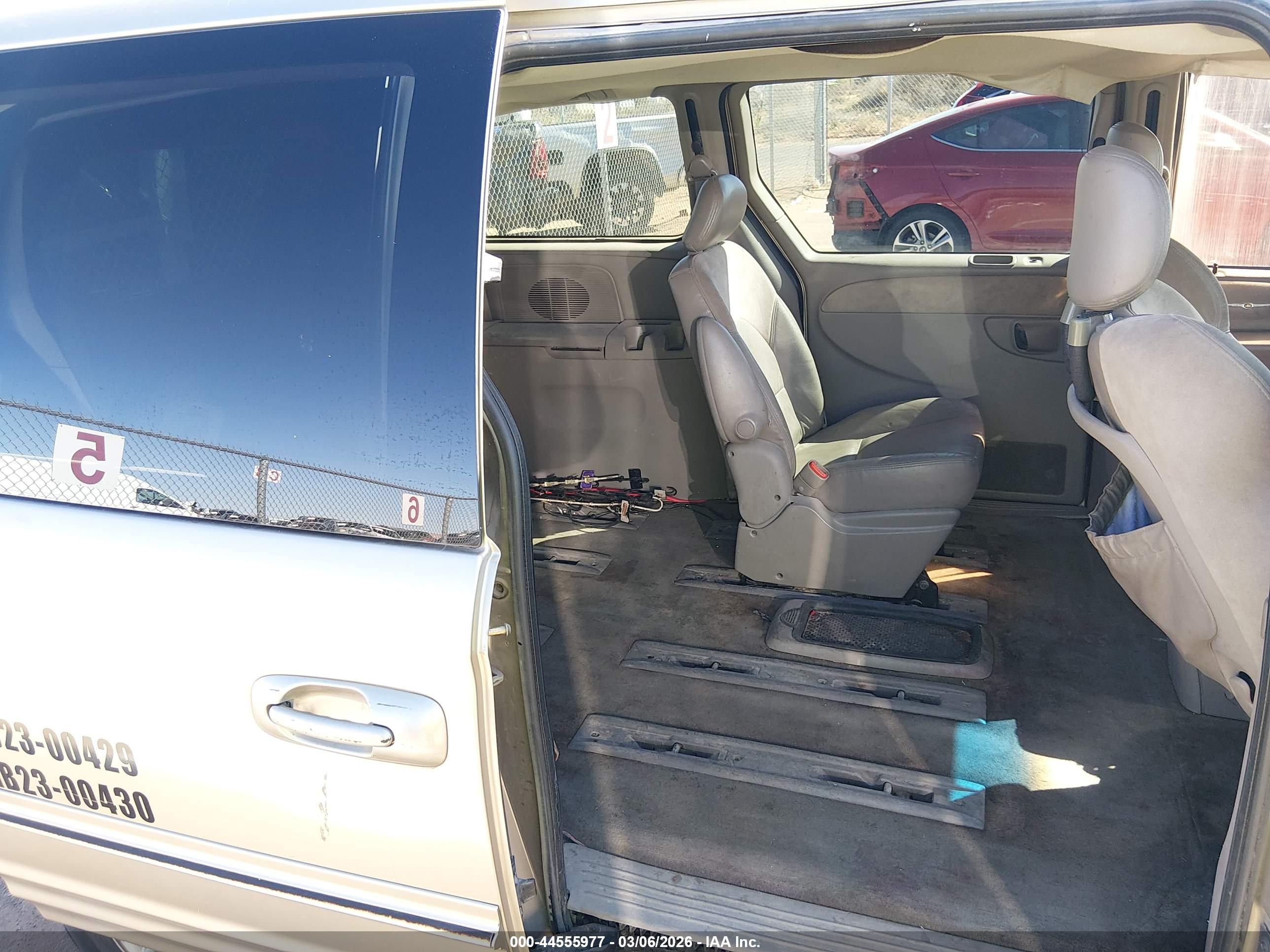 CHRYSLER TOWN image 8