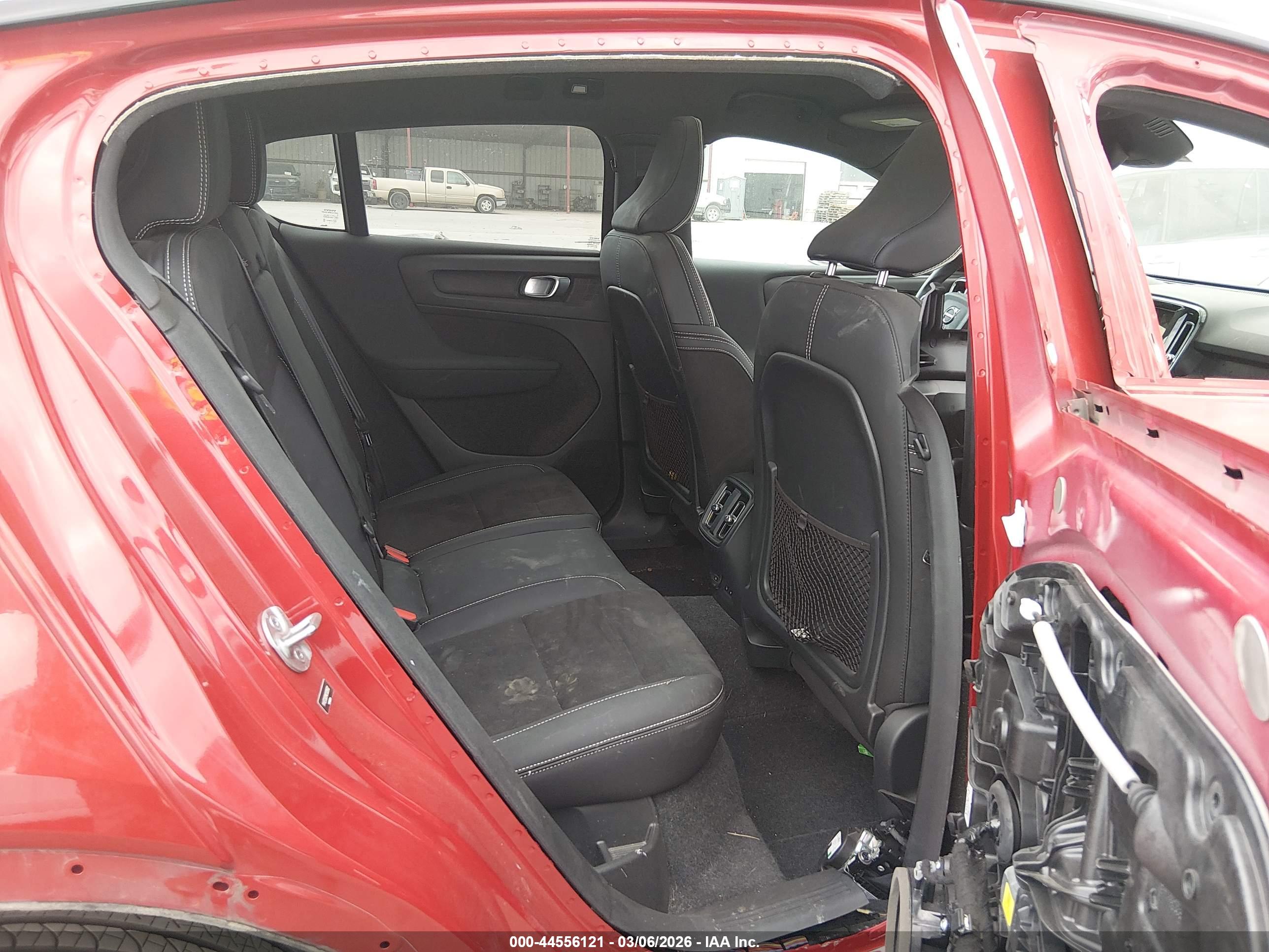 VOLVO C40 image 8