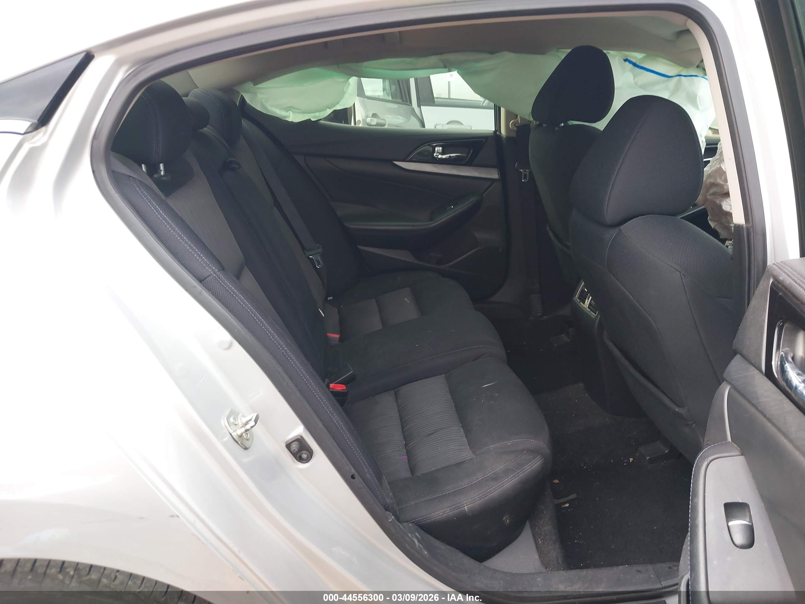 NISSAN MAXIMA image 8