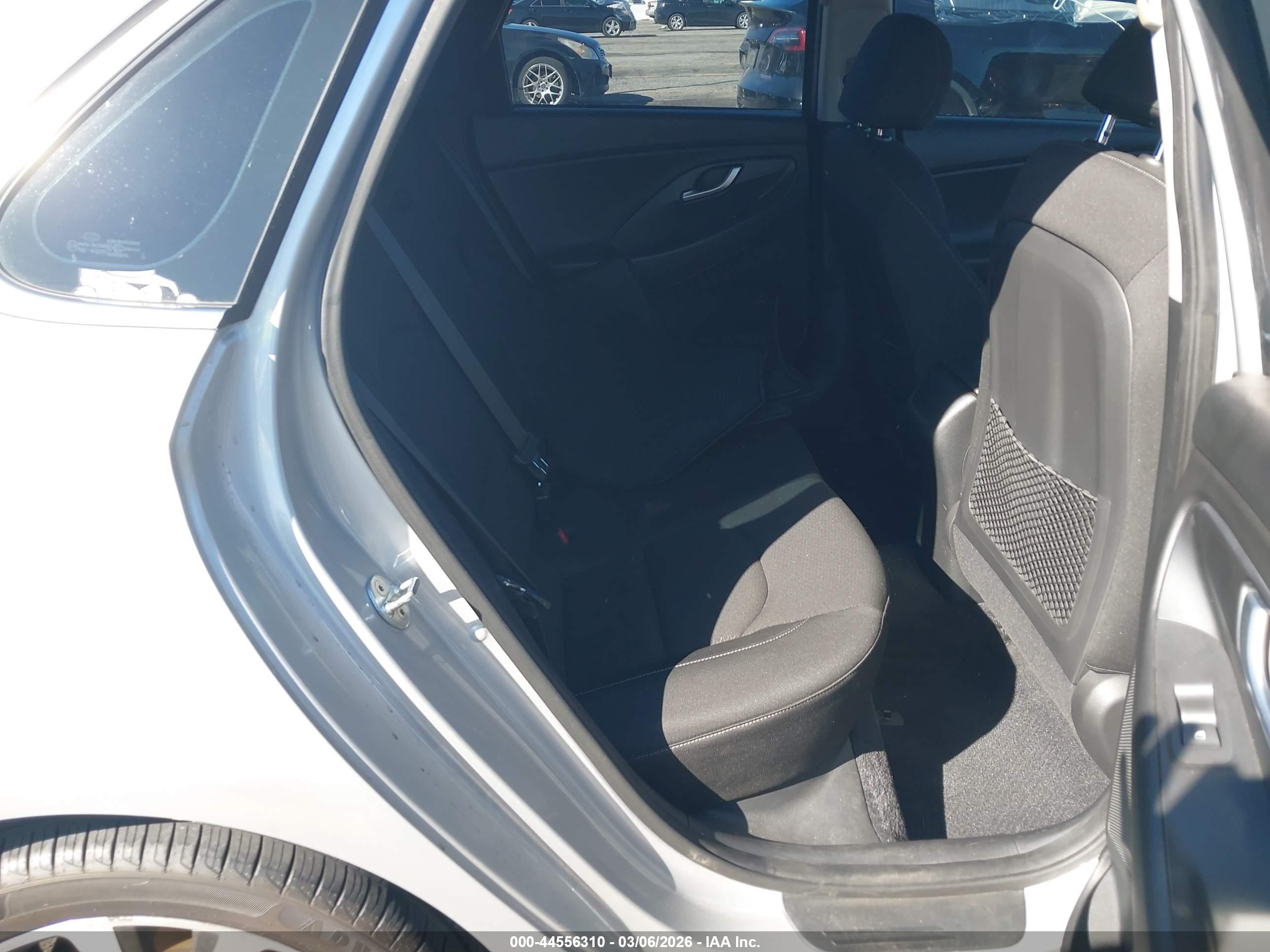 HYUNDAI ELANTRA image 8