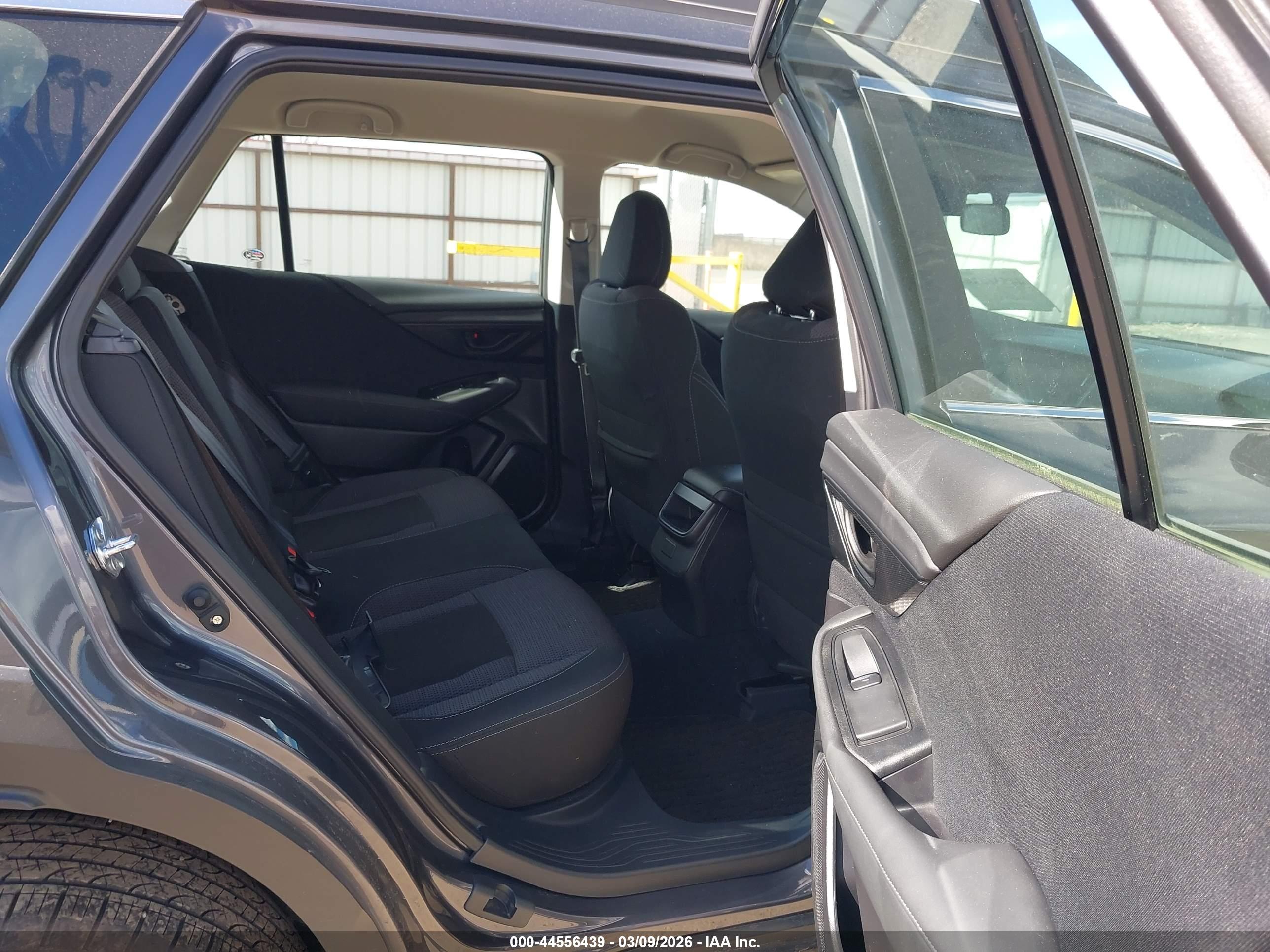 SUBARU OUTBACK image 8