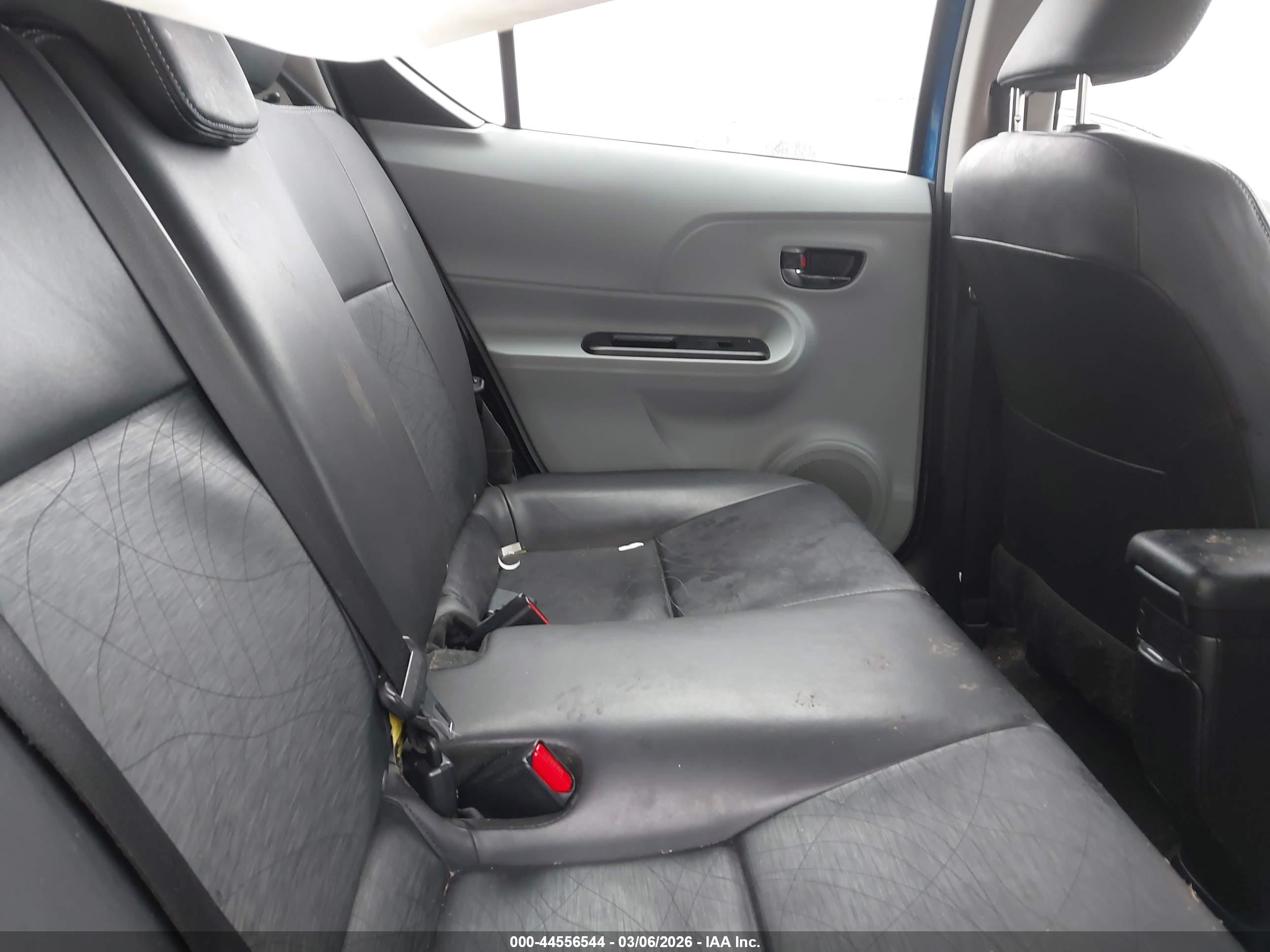 TOYOTA PRIUS image 8