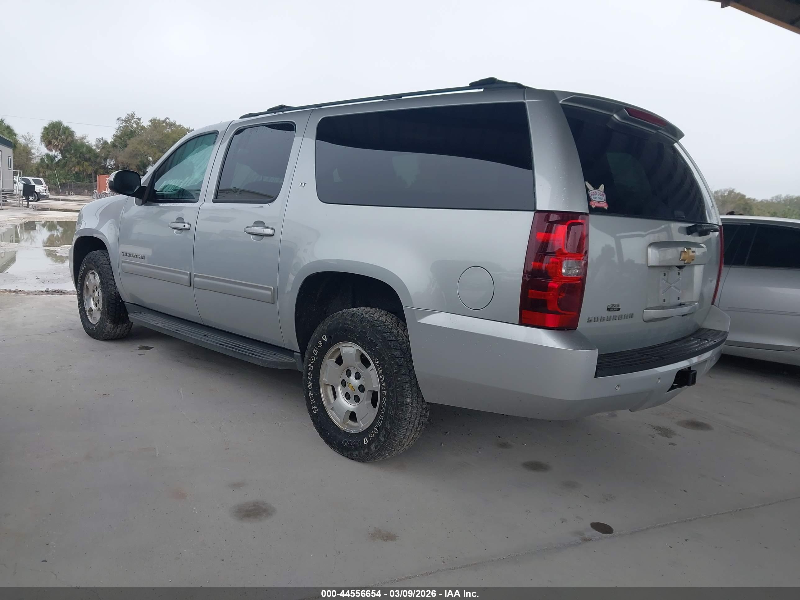 CHEVROLET SUBURBAN image 3