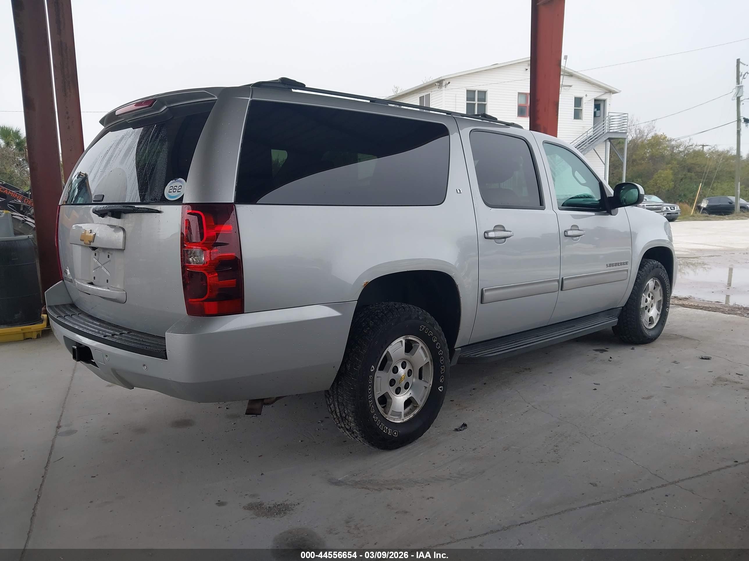 CHEVROLET SUBURBAN image 4