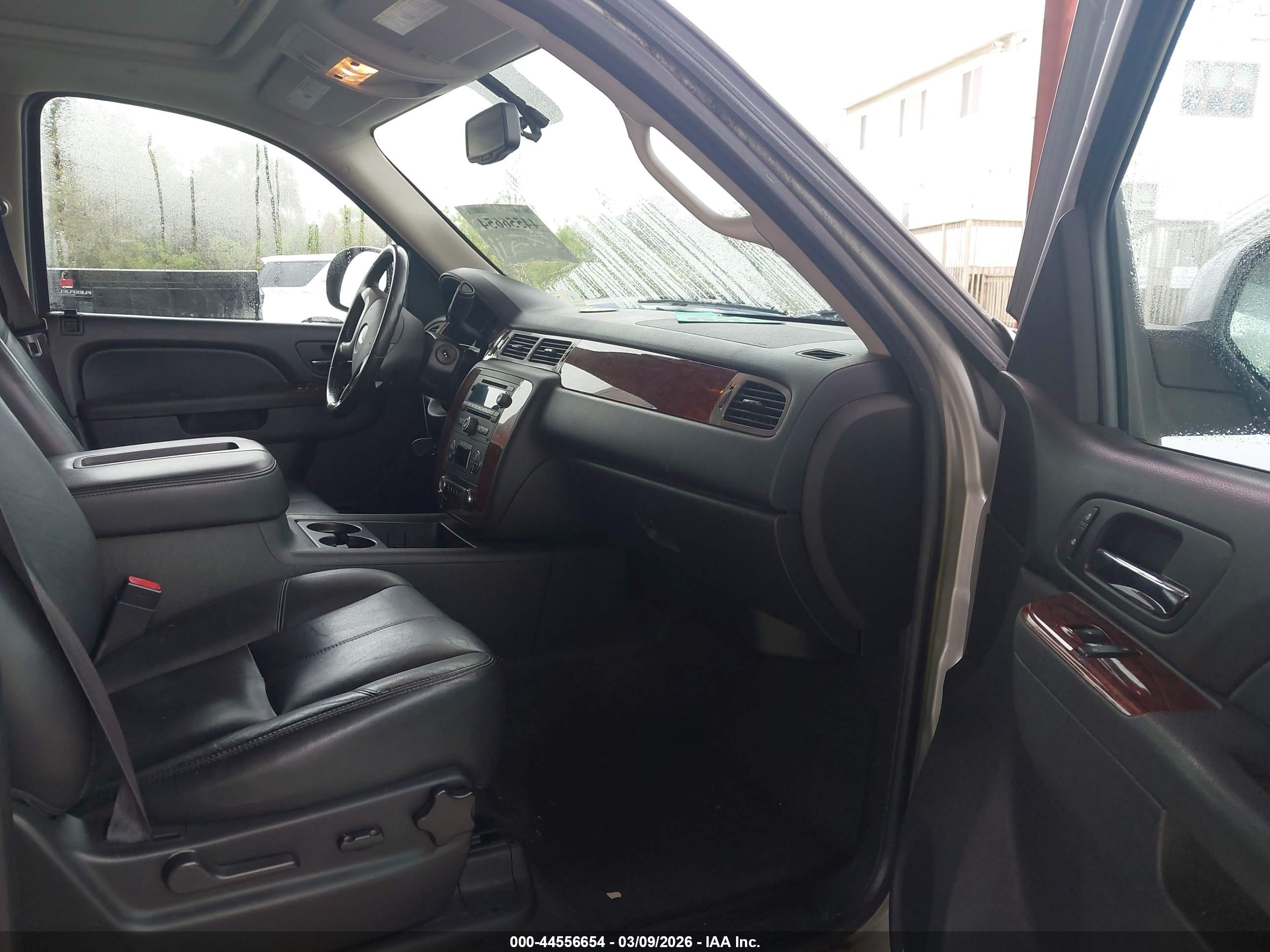 CHEVROLET SUBURBAN image 5