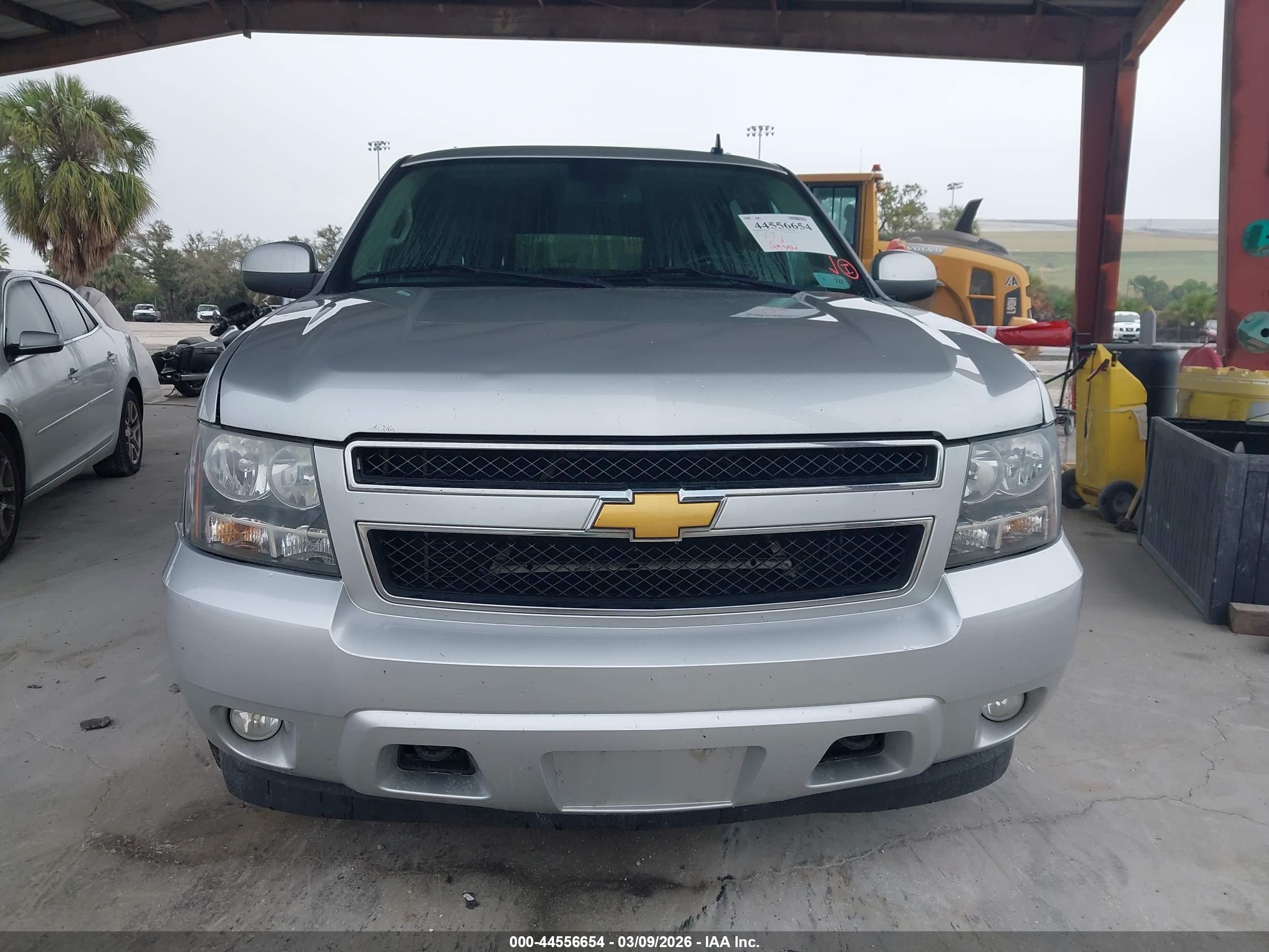 CHEVROLET SUBURBAN image 6