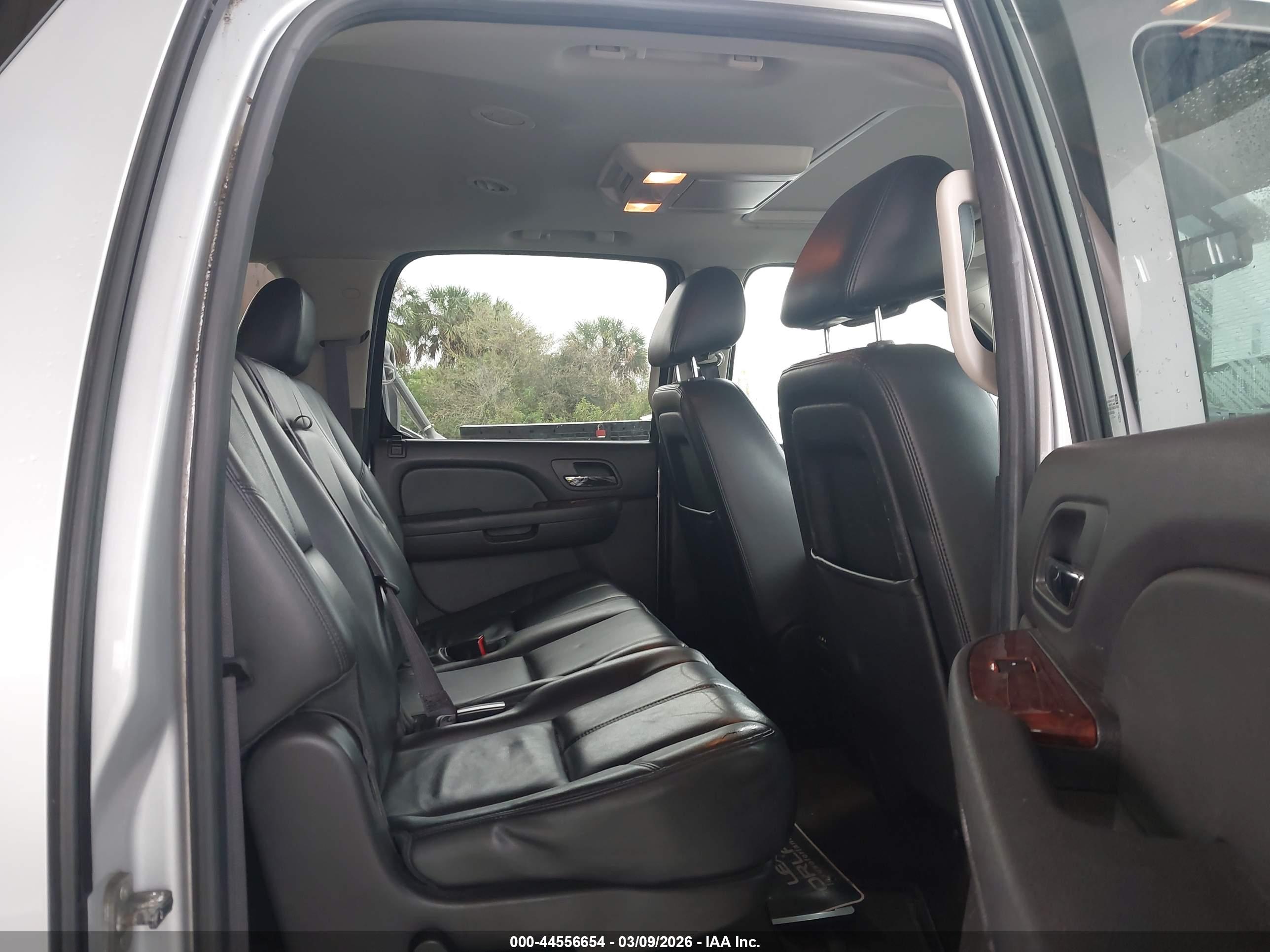 CHEVROLET SUBURBAN image 8