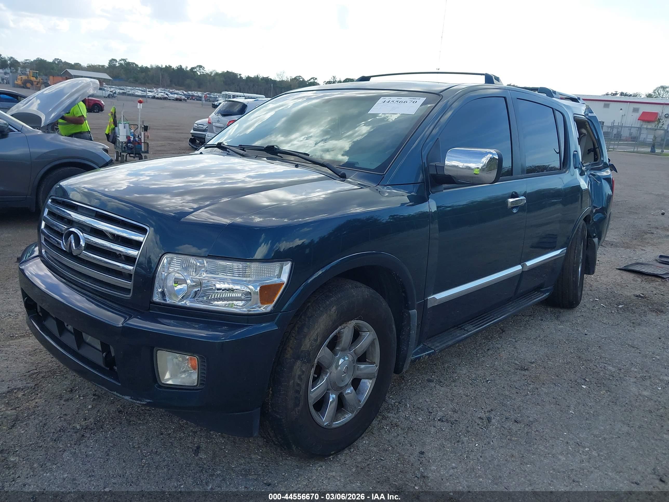 INFINITI QX56 image 2