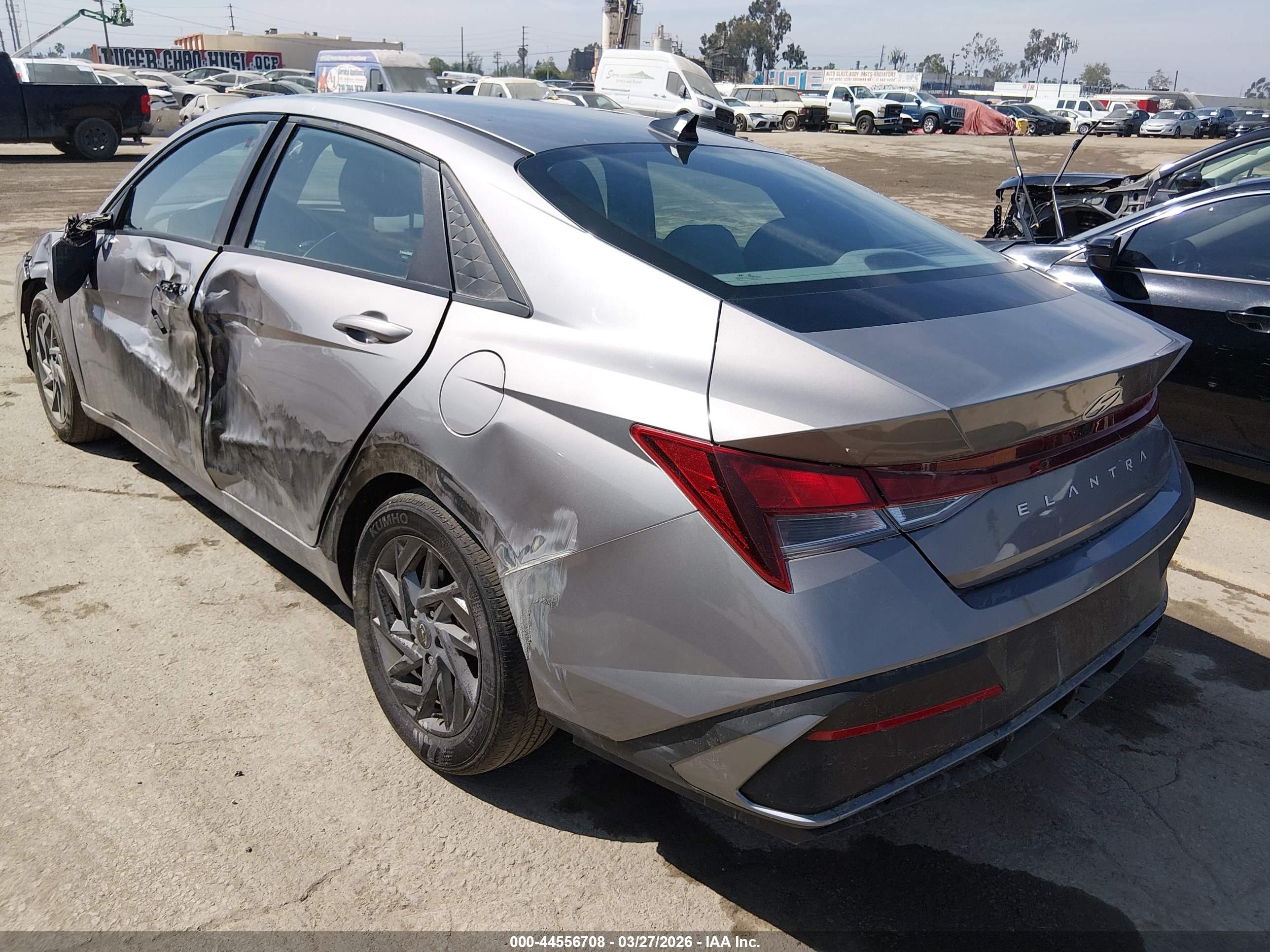 HYUNDAI ELANTRA image 3