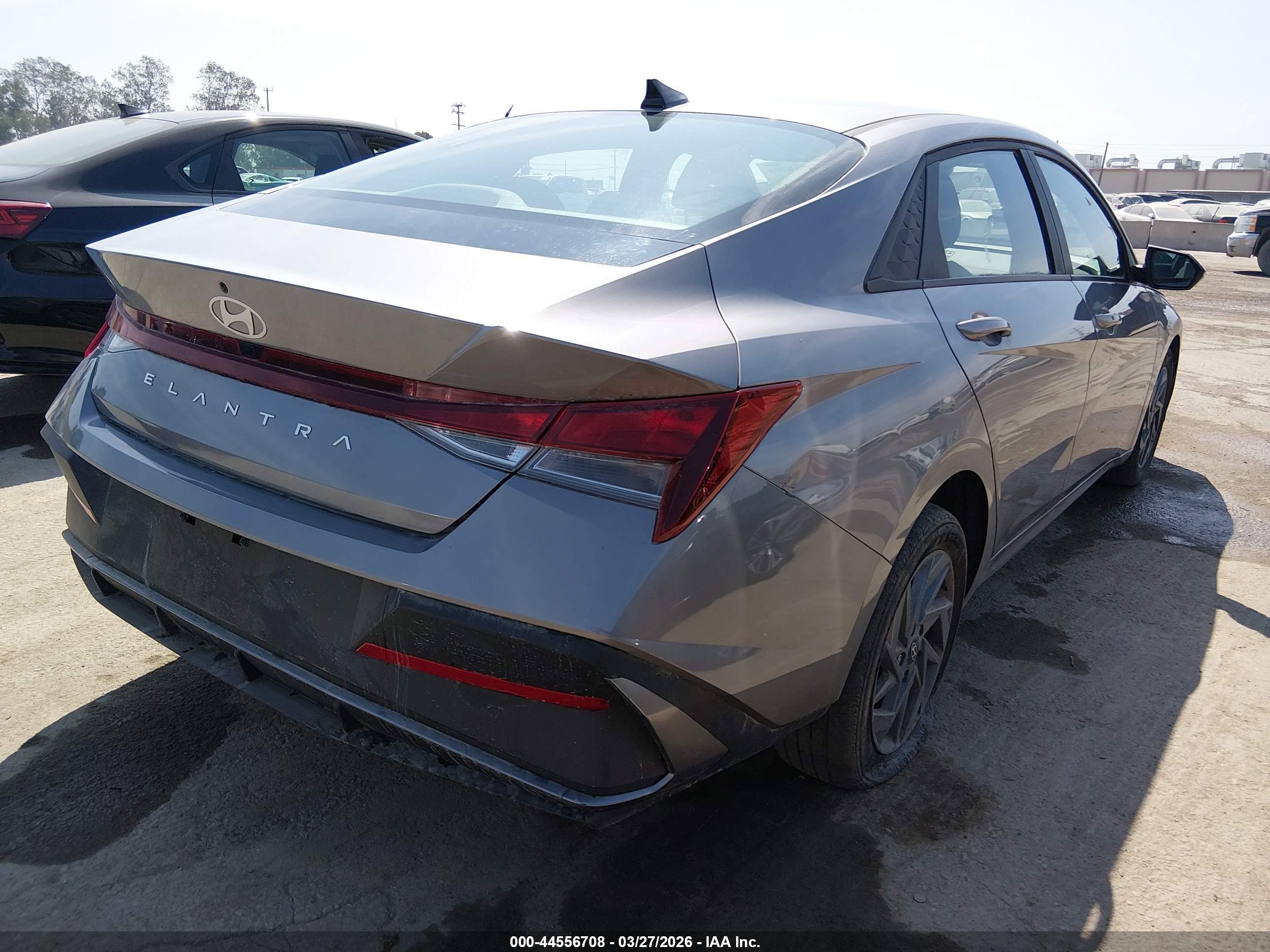 HYUNDAI ELANTRA image 4