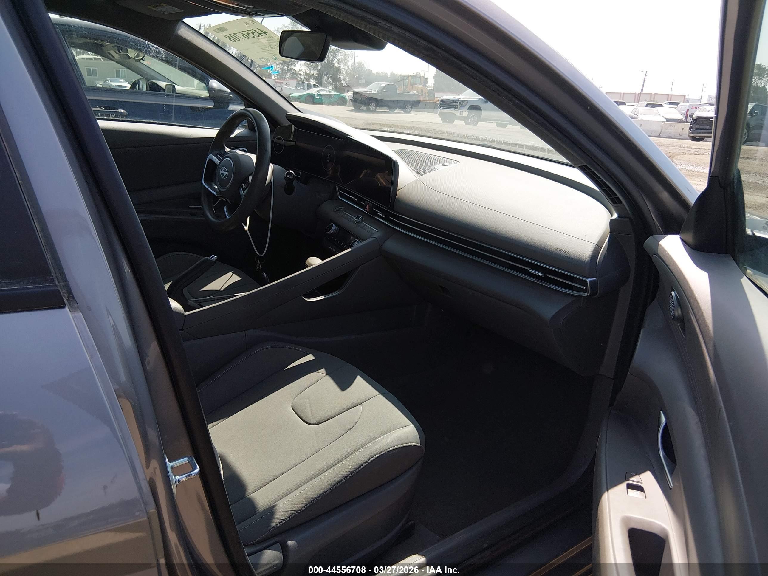 HYUNDAI ELANTRA image 5