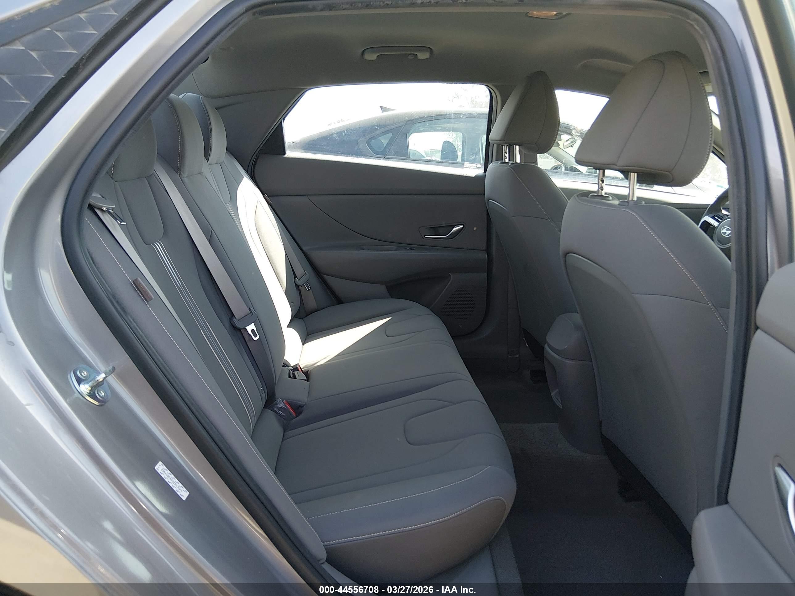 HYUNDAI ELANTRA image 8