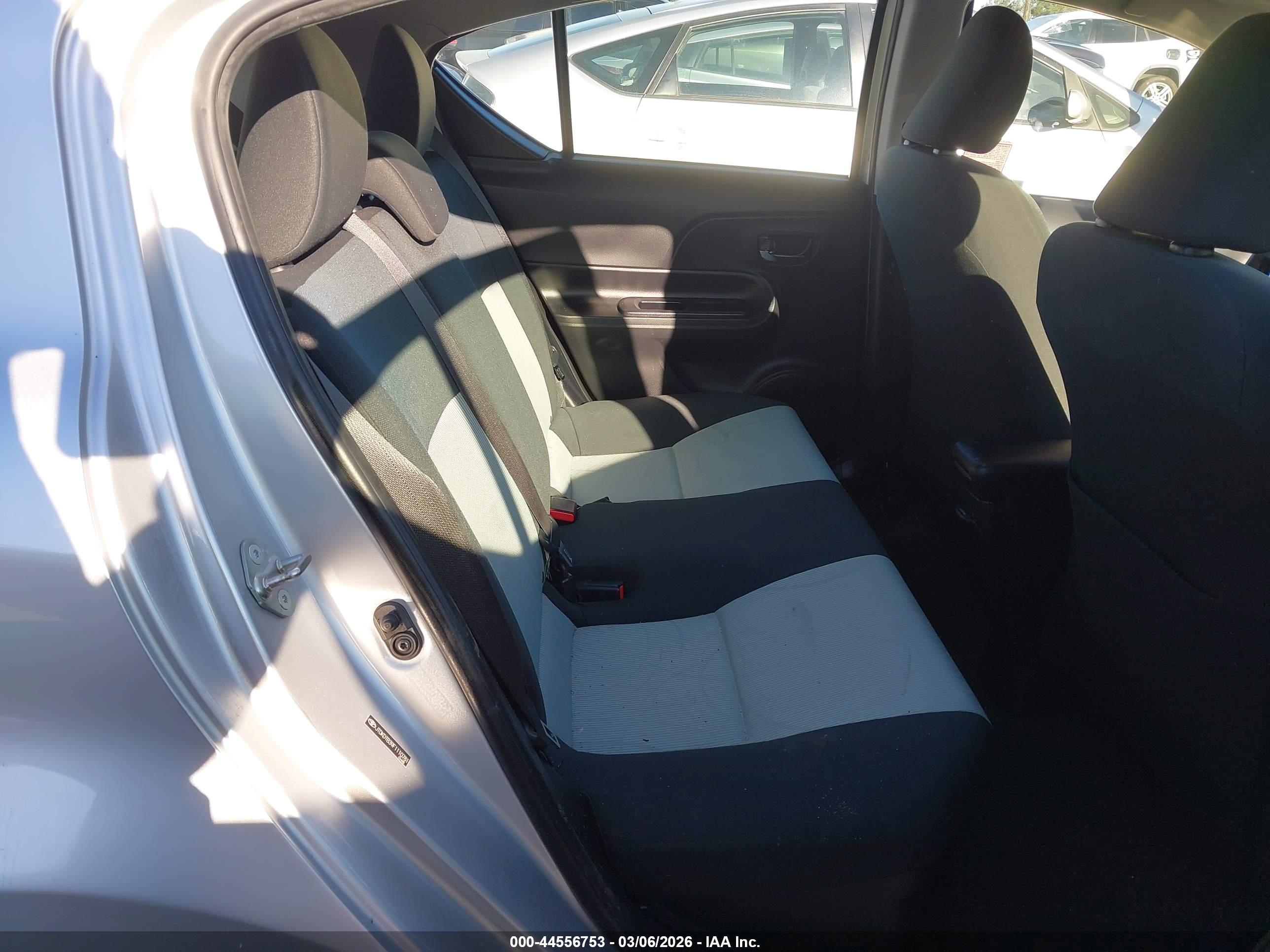 TOYOTA PRIUS image 8