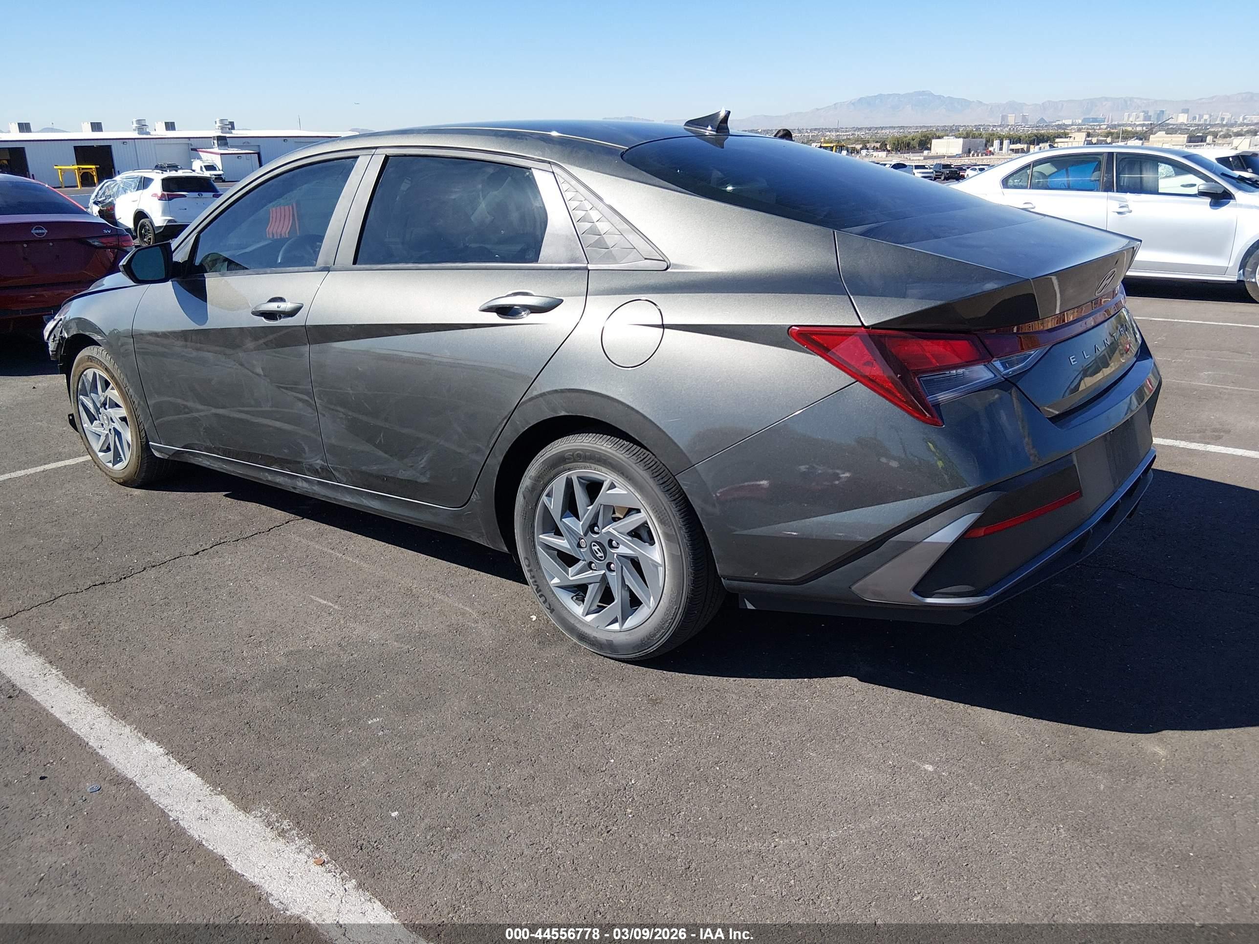 HYUNDAI ELANTRA image 3