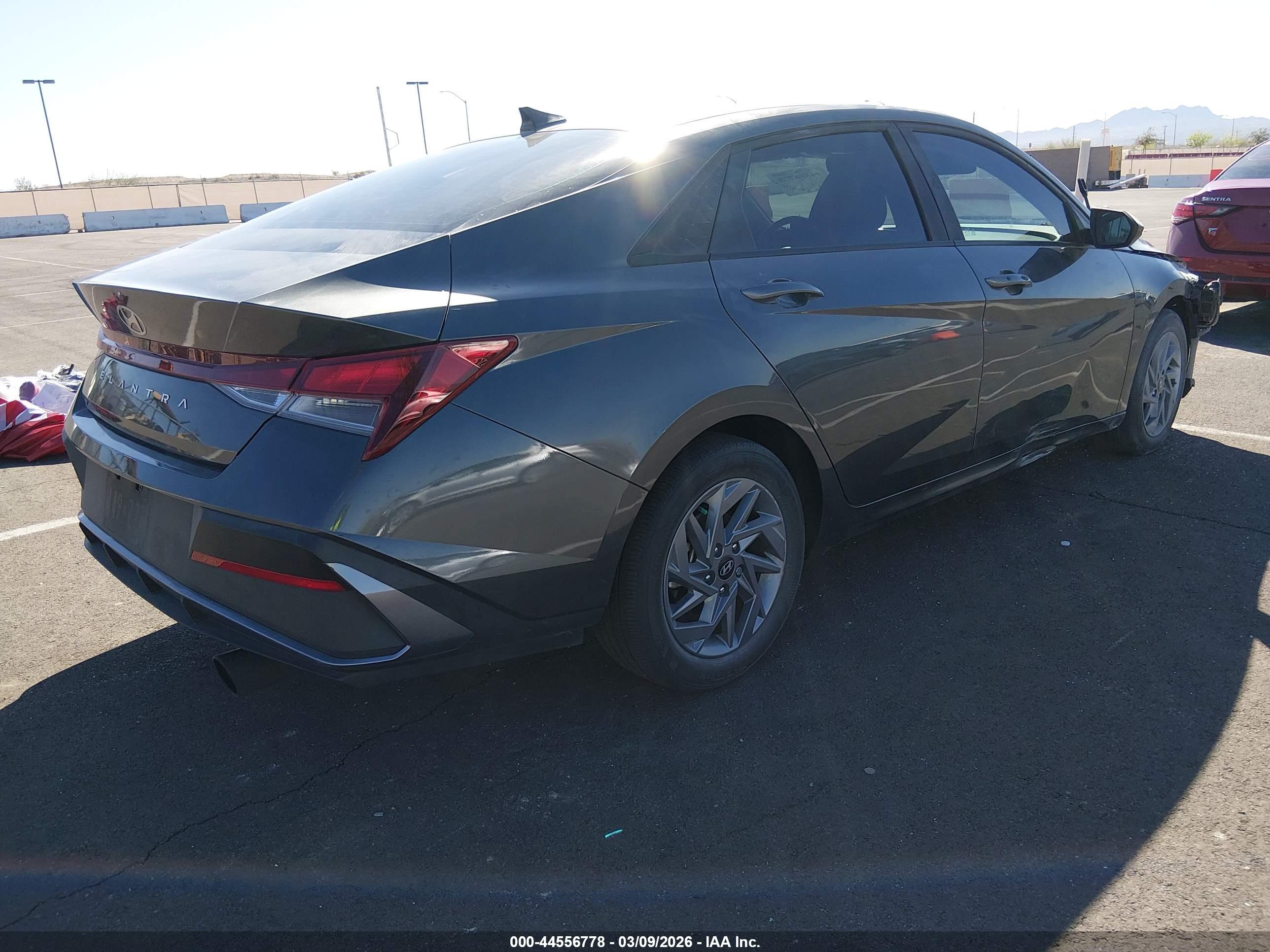 HYUNDAI ELANTRA image 4