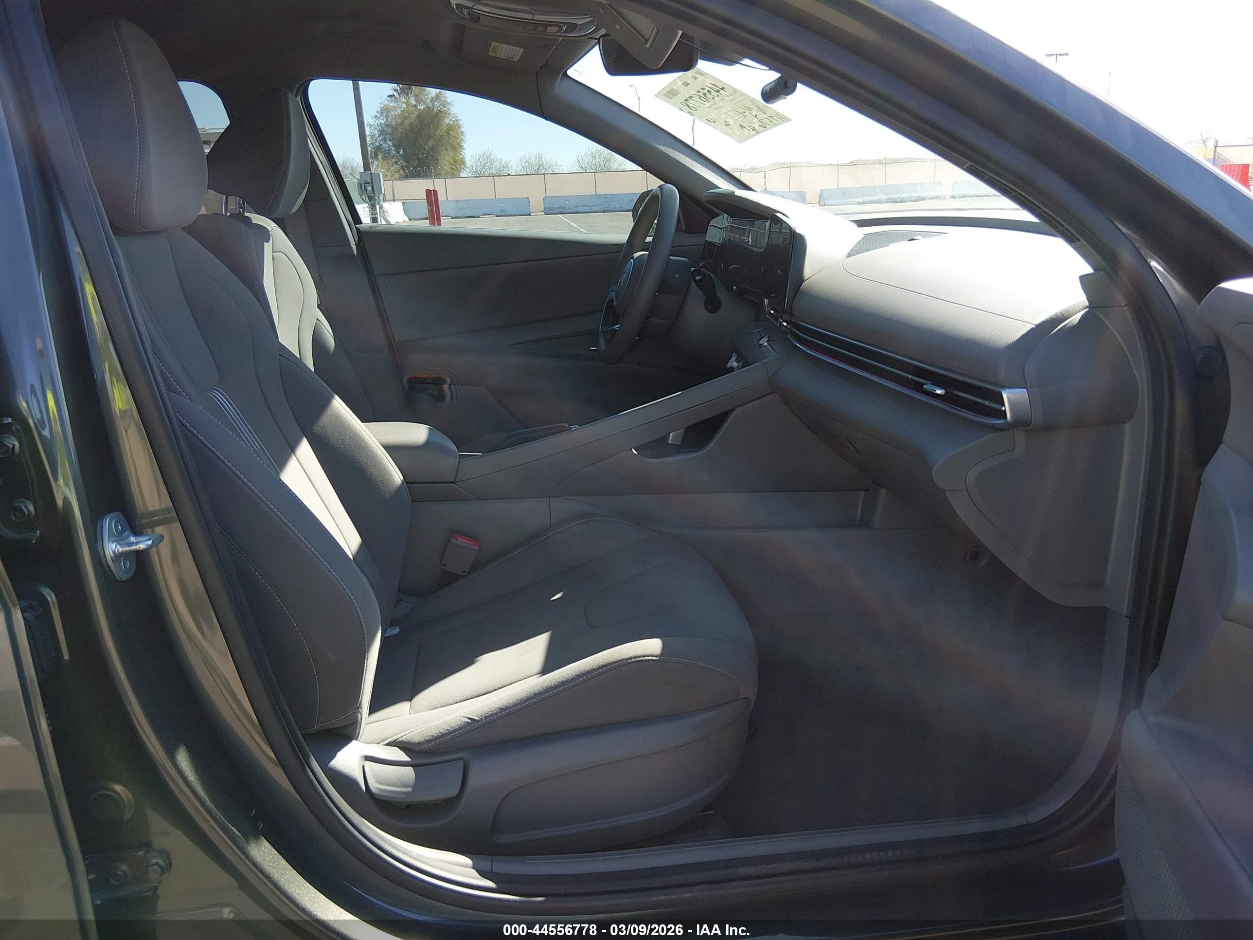 HYUNDAI ELANTRA image 5