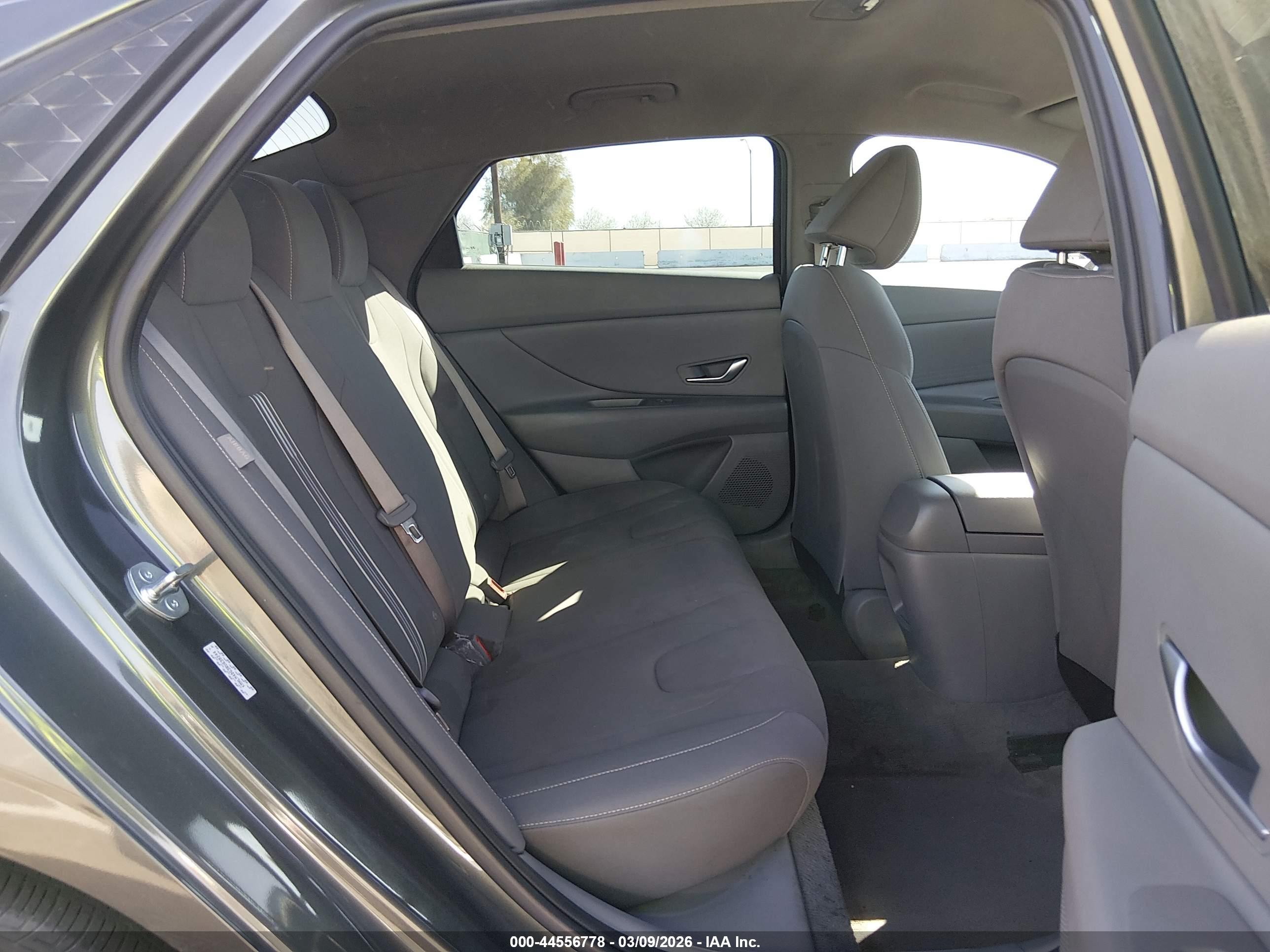 HYUNDAI ELANTRA image 8