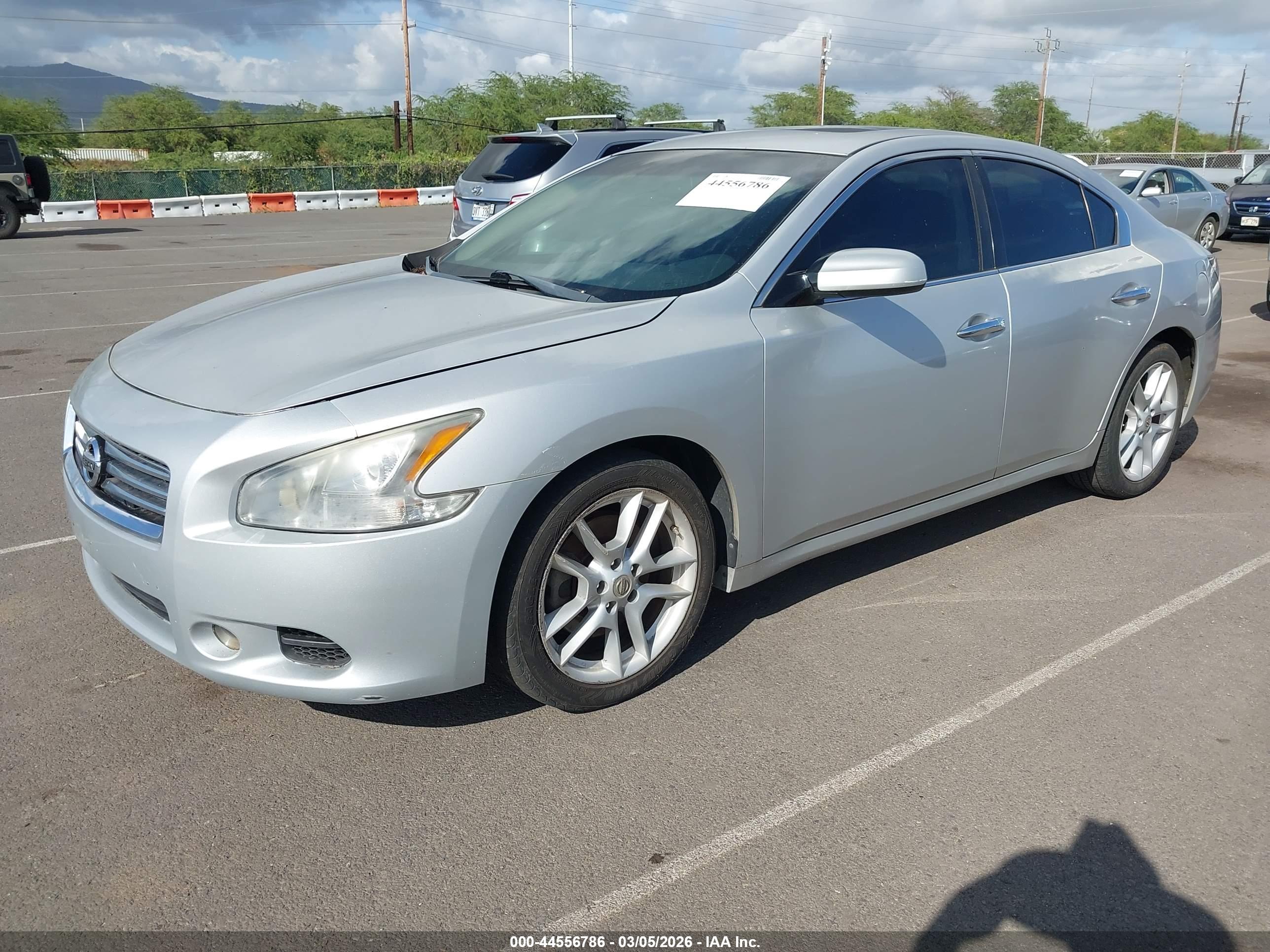 NISSAN MAXIMA image 2