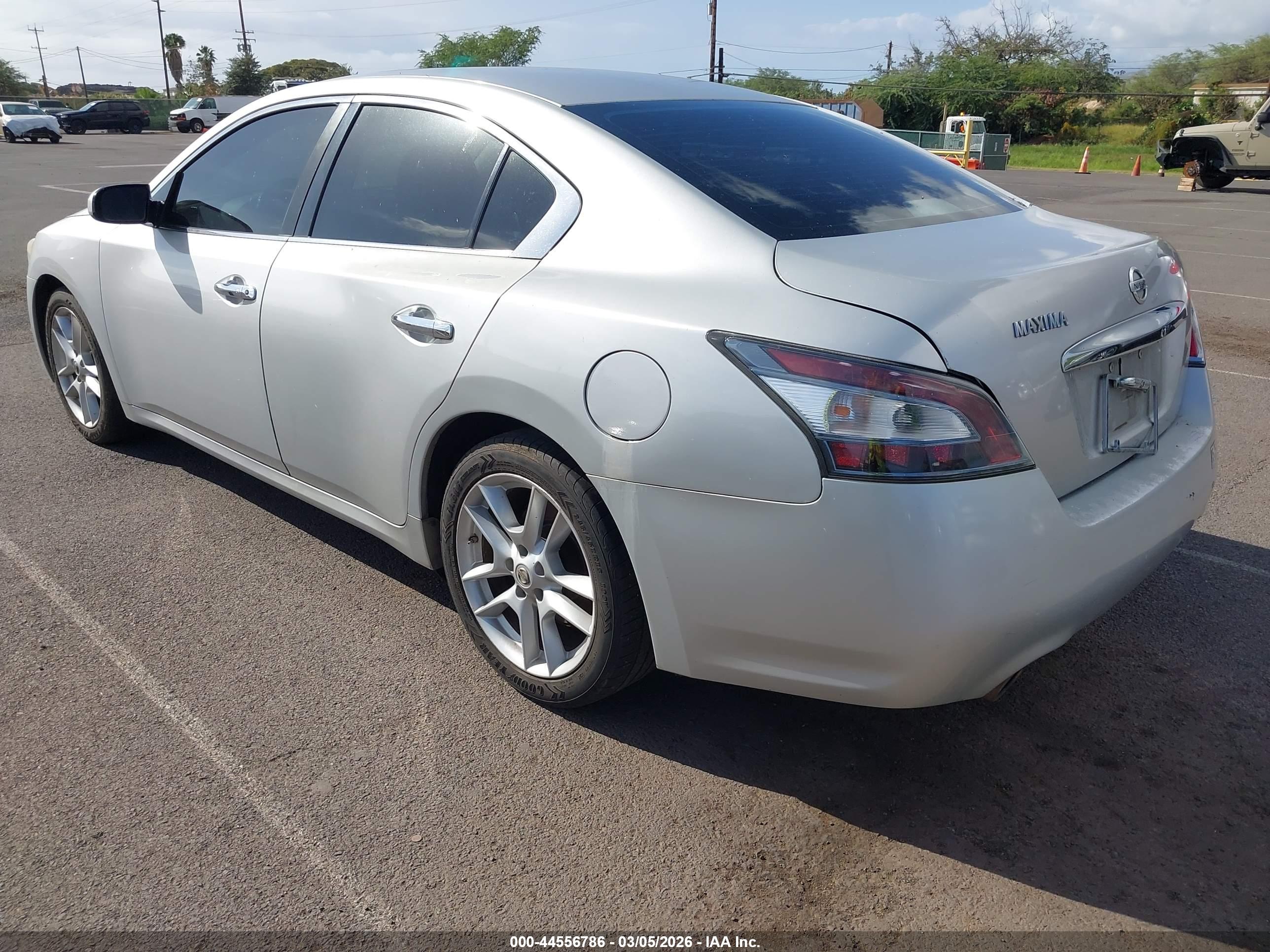 NISSAN MAXIMA image 3