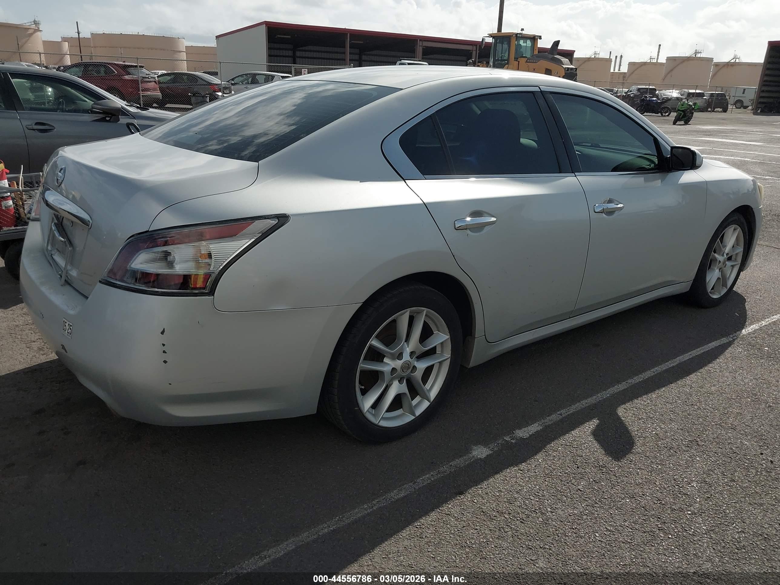 NISSAN MAXIMA image 4