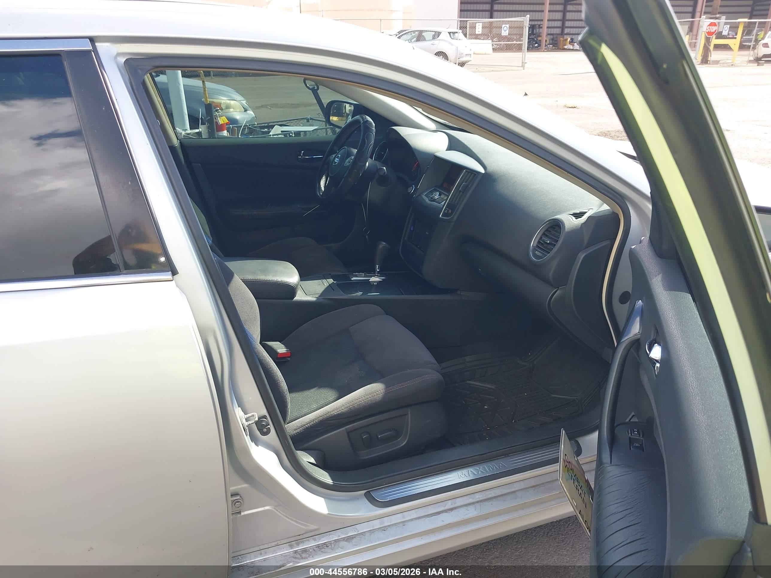 NISSAN MAXIMA image 5