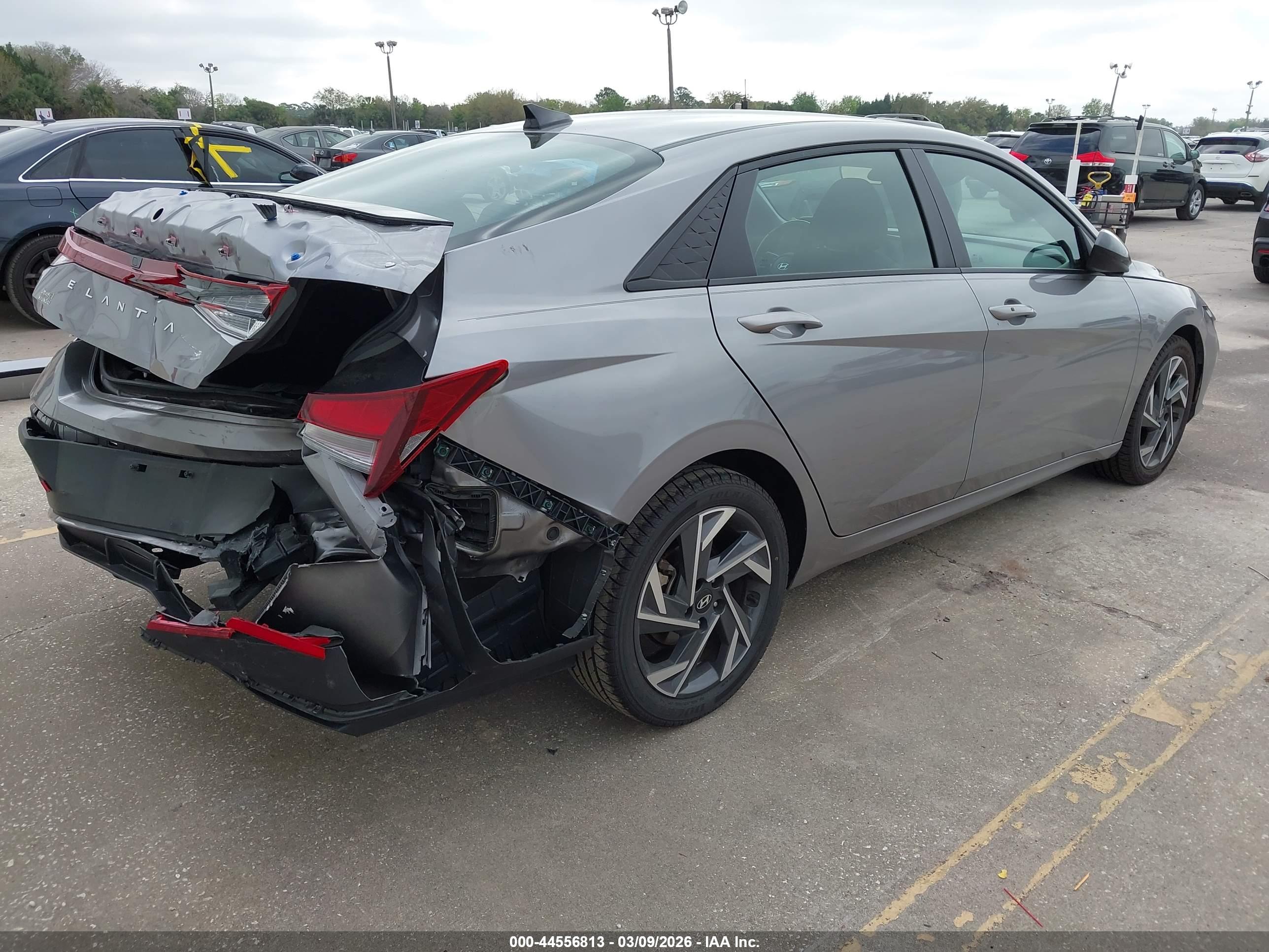 HYUNDAI ELANTRA image 4