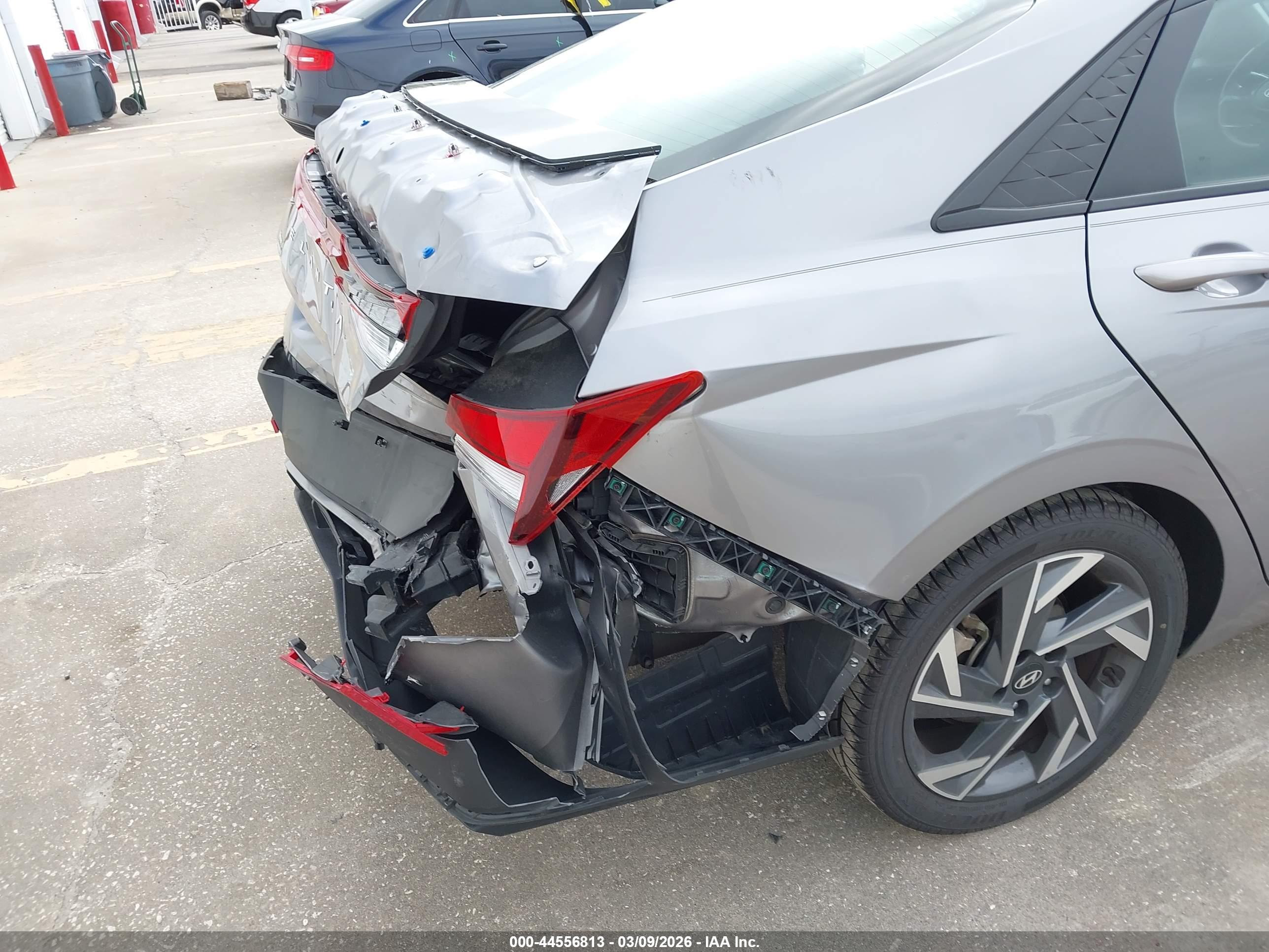 HYUNDAI ELANTRA image 6