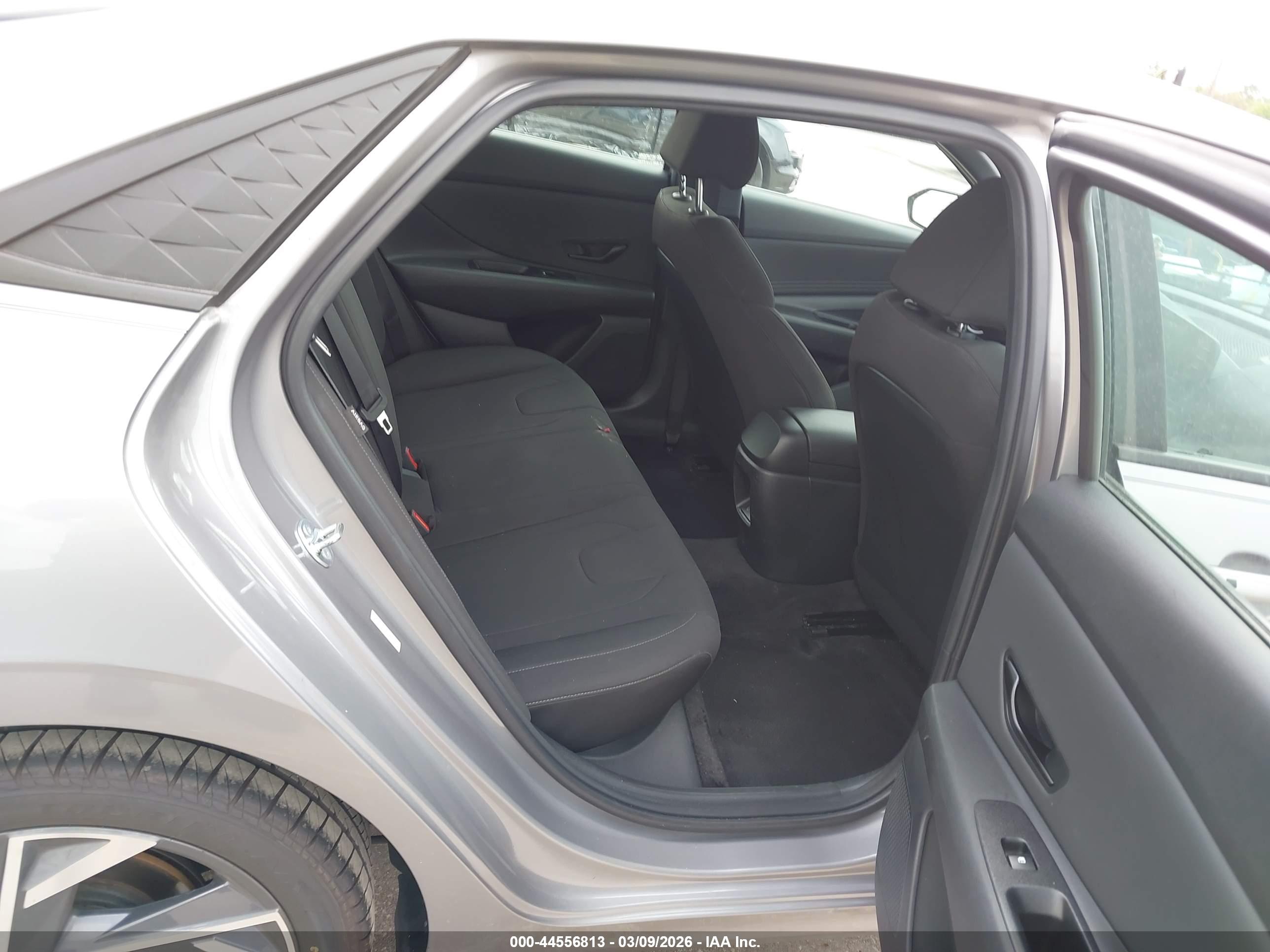 HYUNDAI ELANTRA image 8