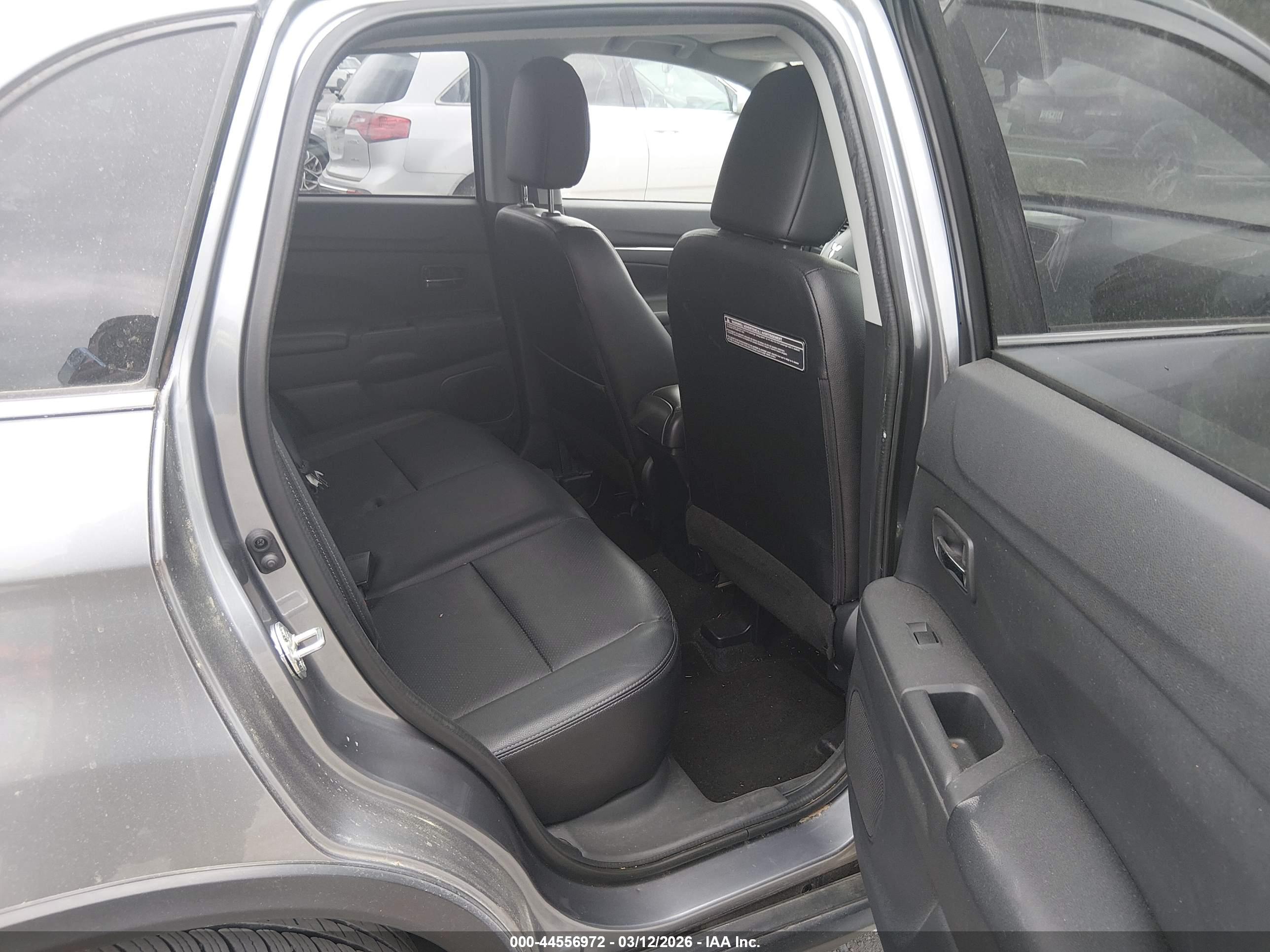 MITSUBISHI OUTLANDER image 8