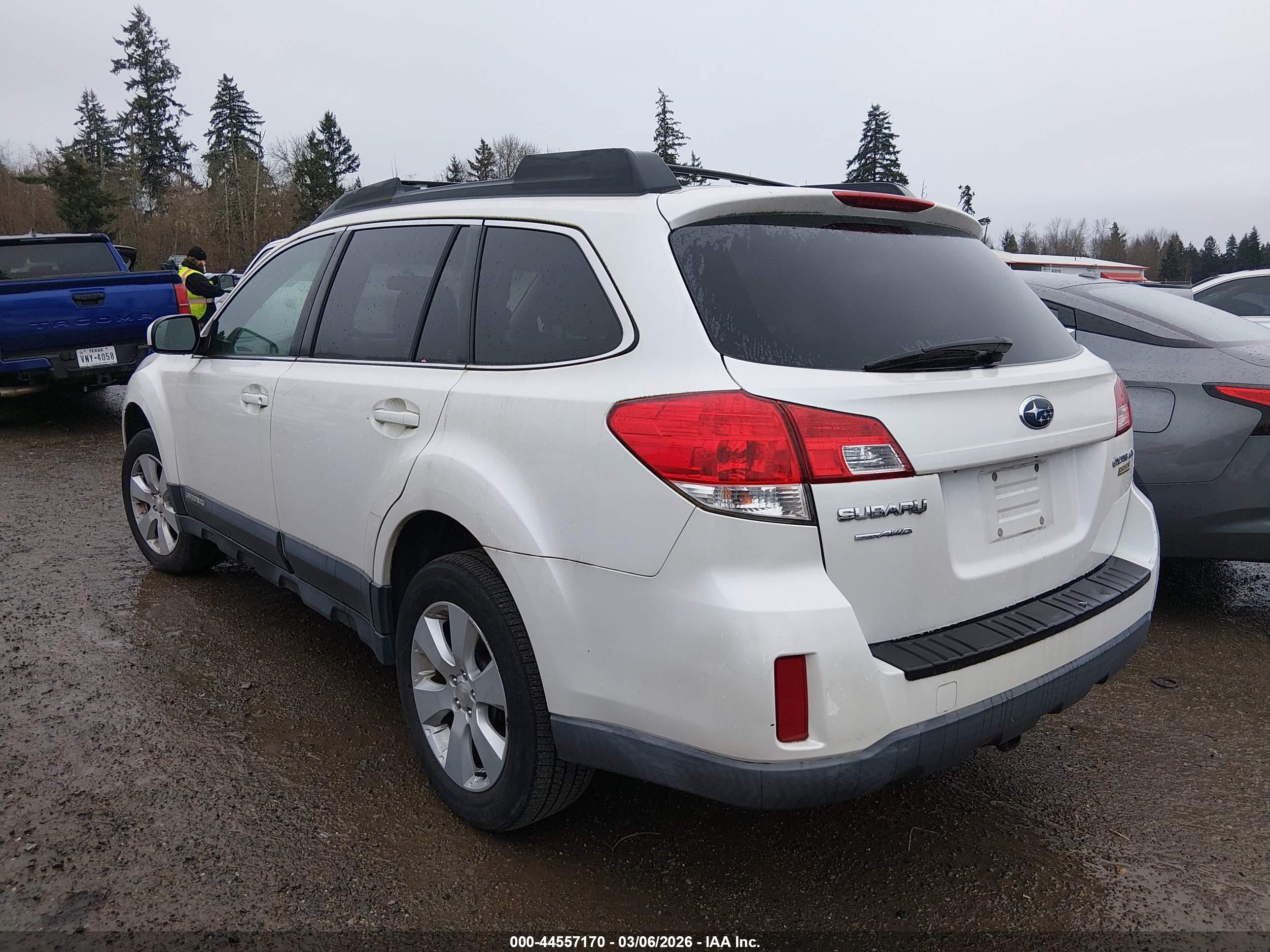 SUBARU OUTBACK image 3
