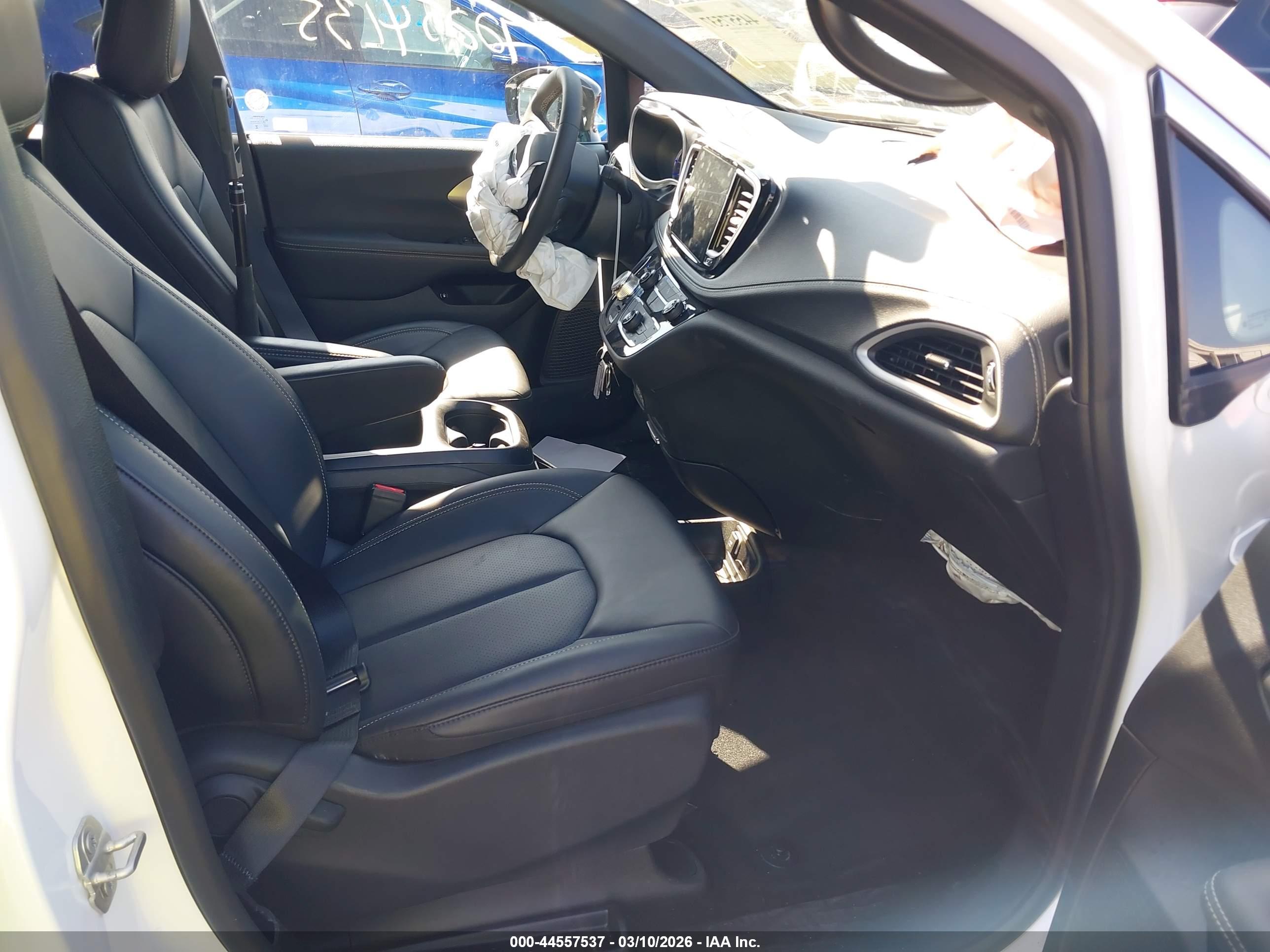 CHRYSLER PACIFICA image 5