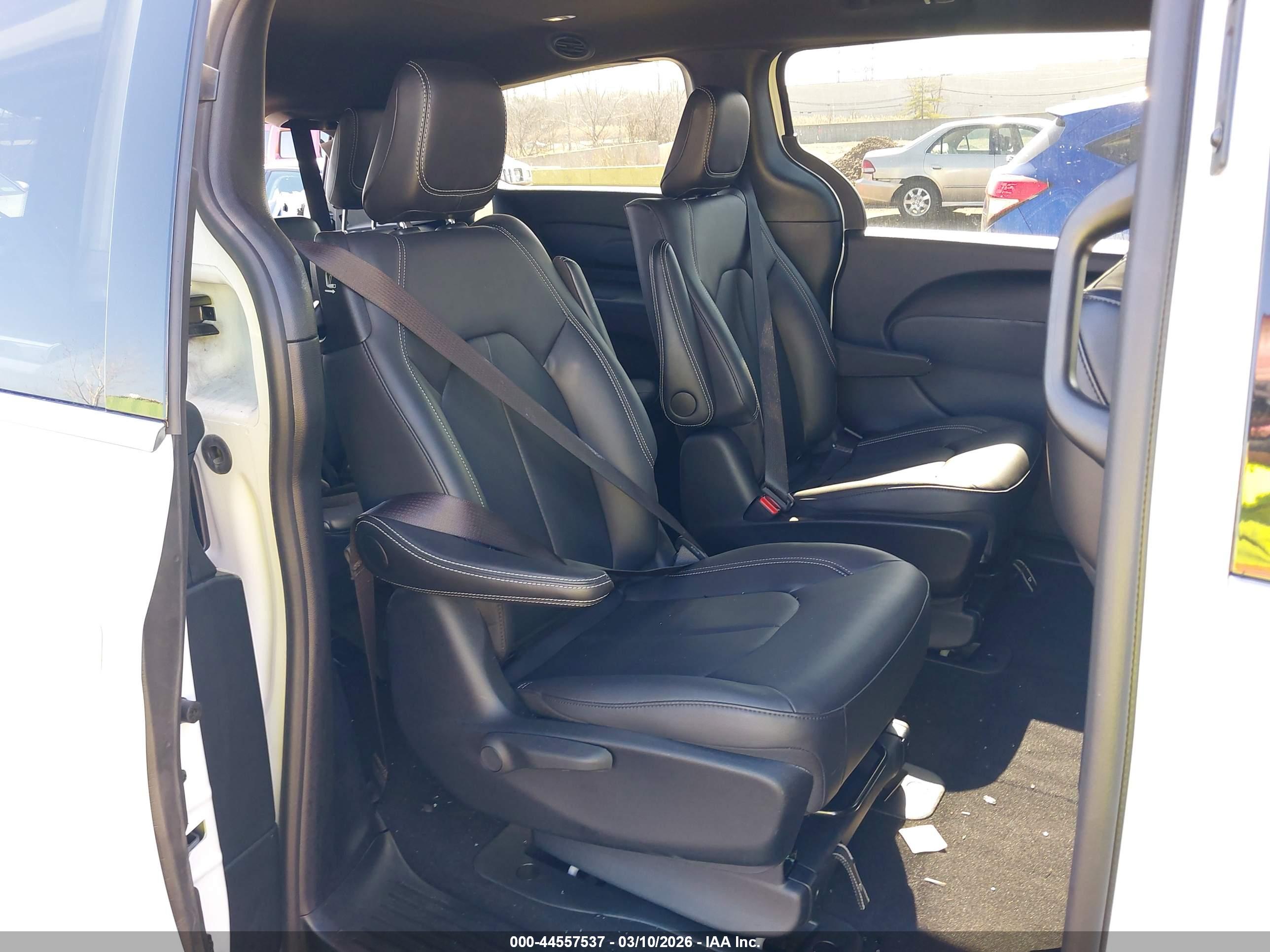 CHRYSLER PACIFICA image 8