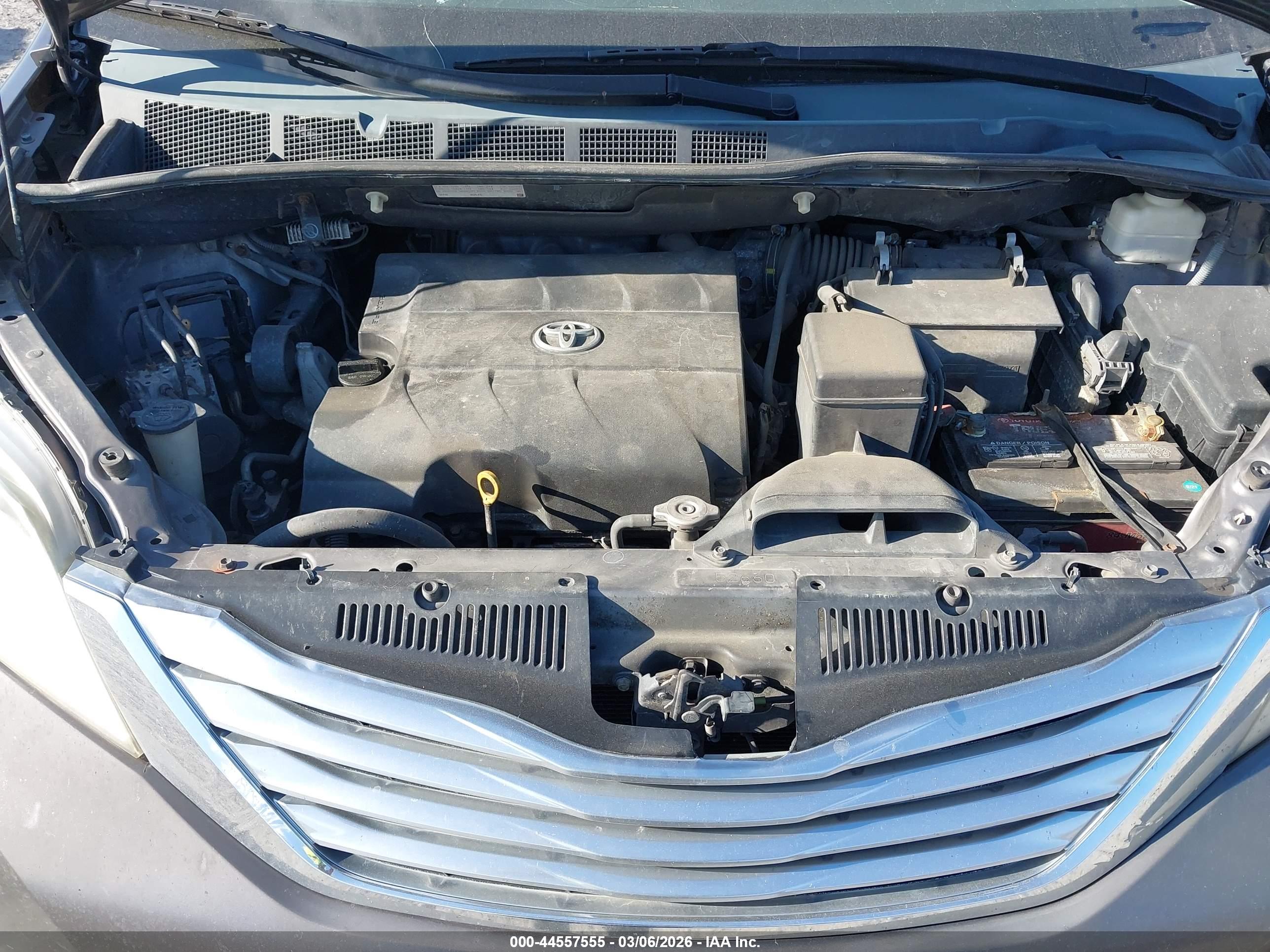 TOYOTA SIENNA image 10