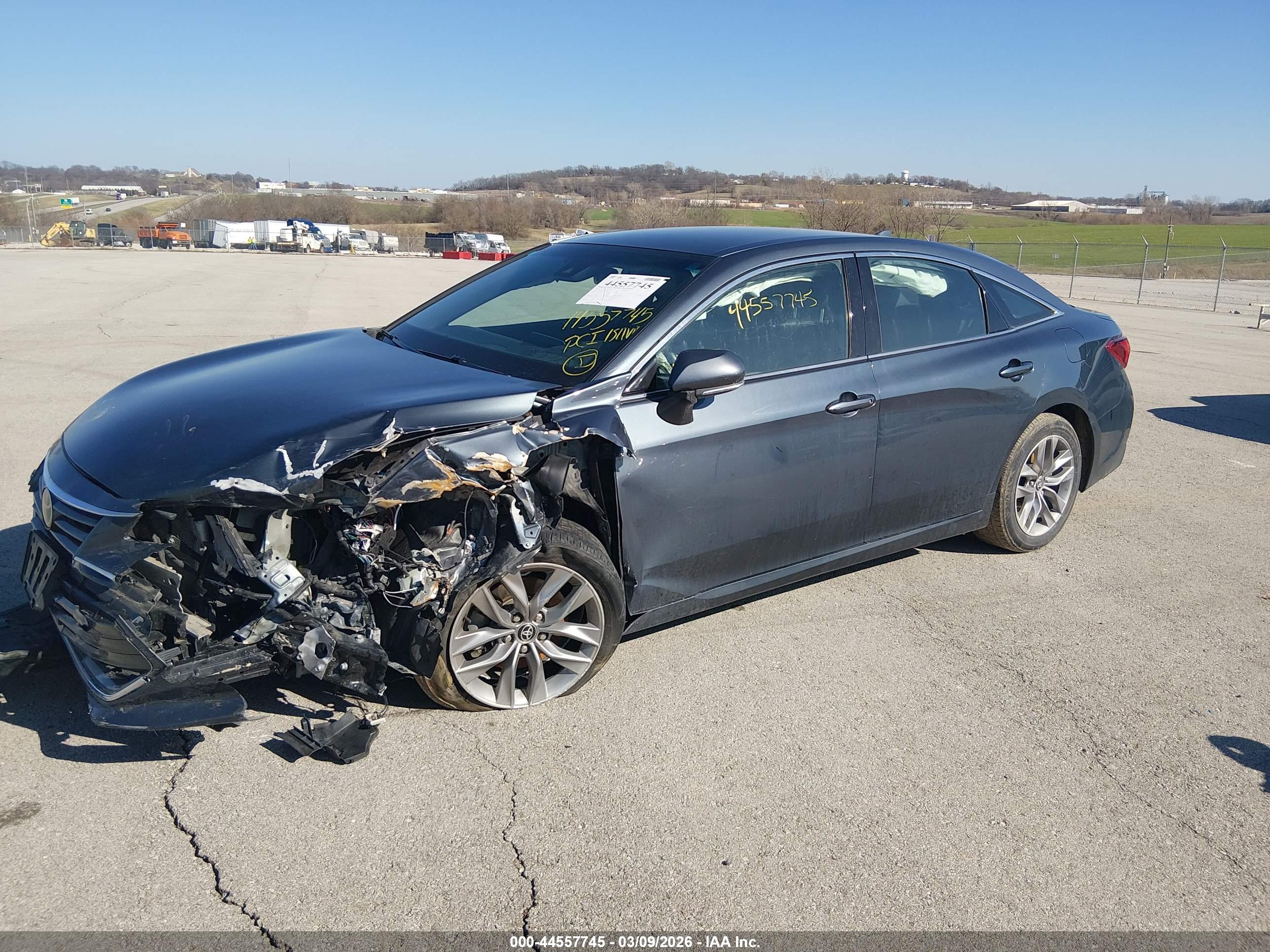TOYOTA AVALON image 2